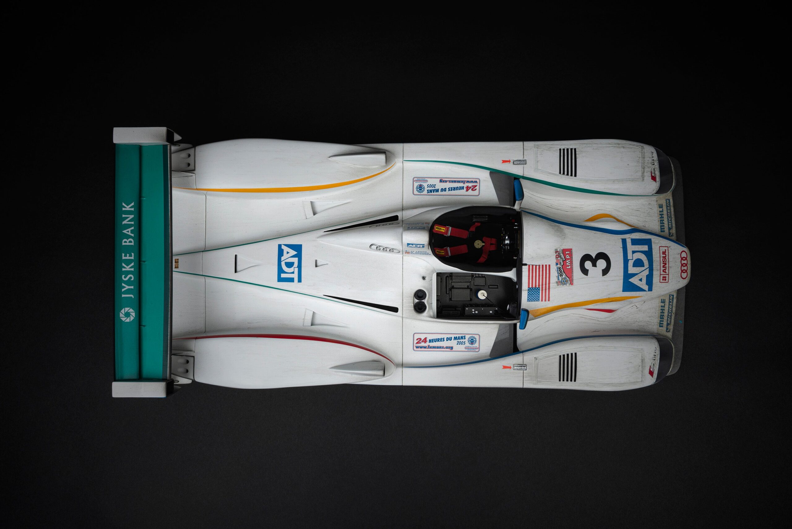 Amalgam Audi R8 2005 Le Mans Sieger #3 Race Weathered | 1:8 – Bild 11