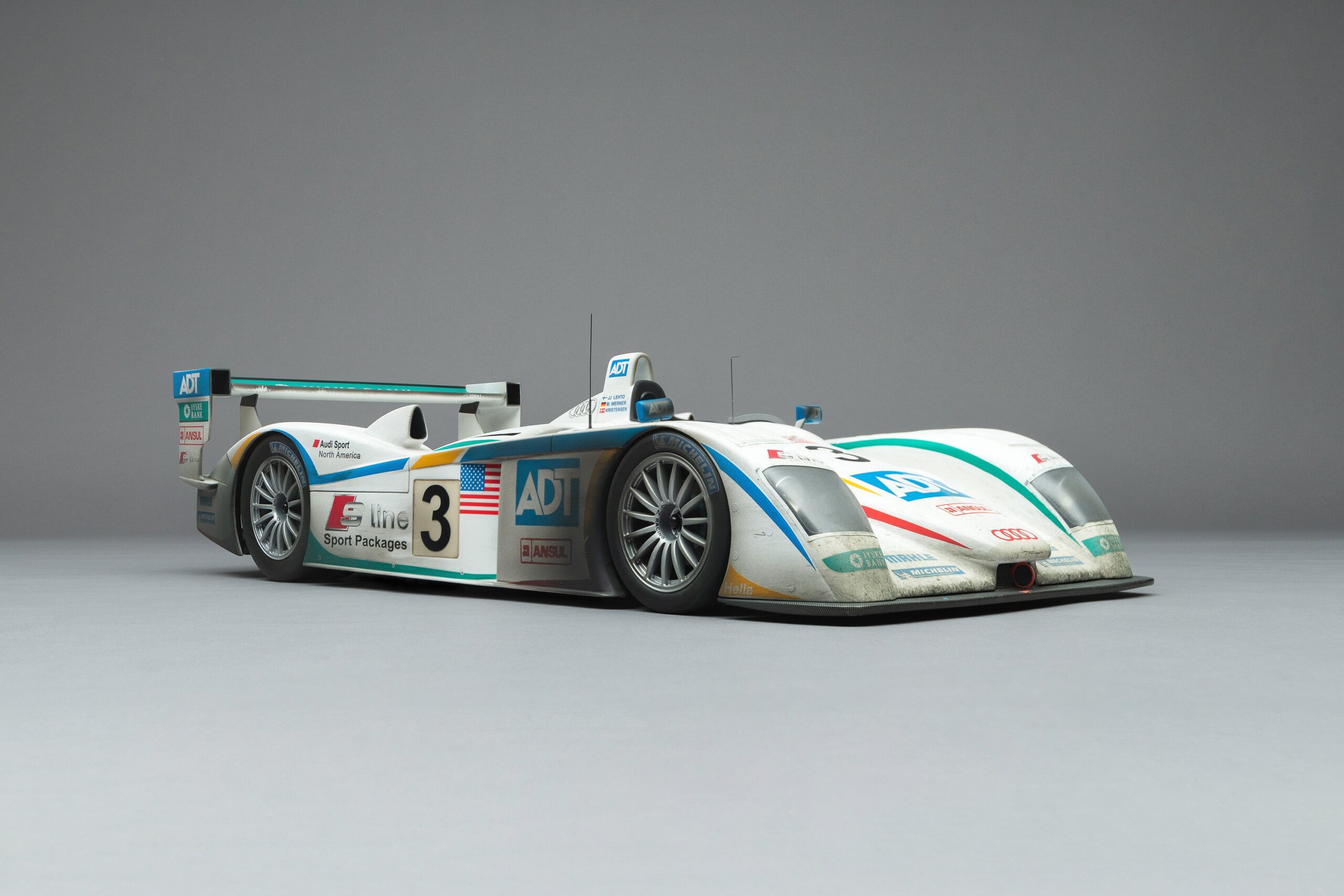 Amalgam Audi R8 2005 Le Mans Sieger #3 Race Weathered | 1:8 – Bild 5