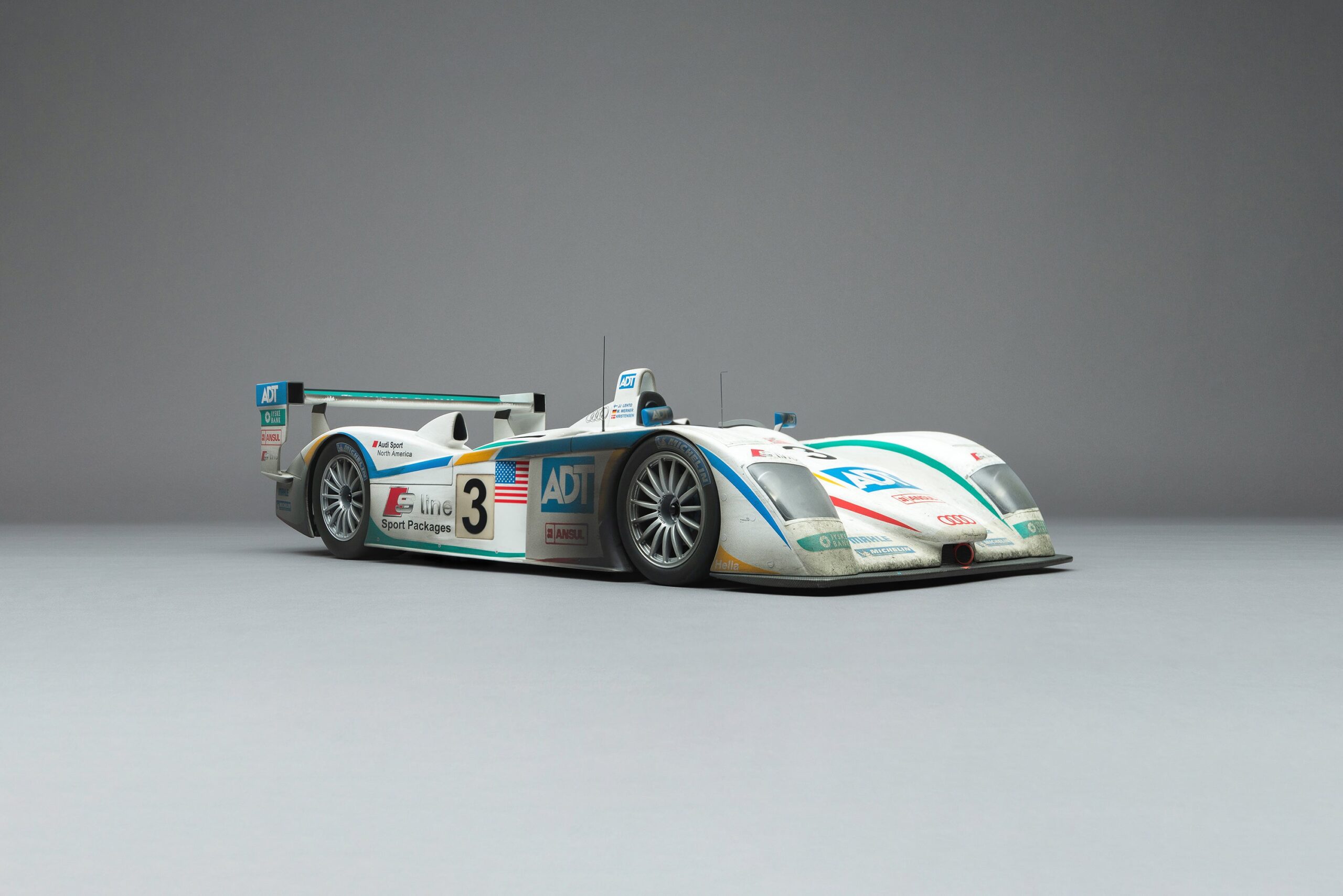 Amalgam Audi R8 2005 Le Mans Sieger #3 Race Weathered | 1:8 – Bild 6