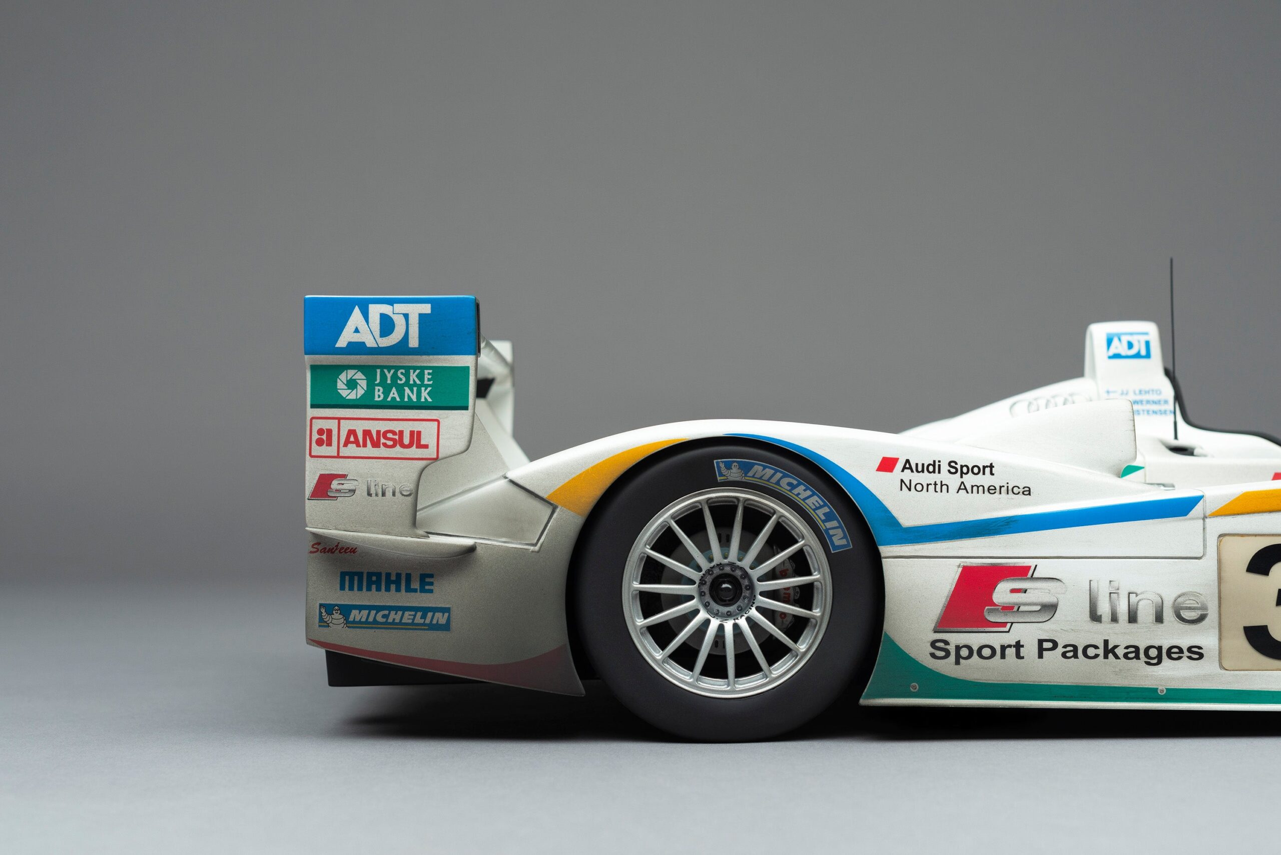 Amalgam Audi R8 2005 Le Mans Sieger #3 Race Weathered | 1:8 – Bild 18