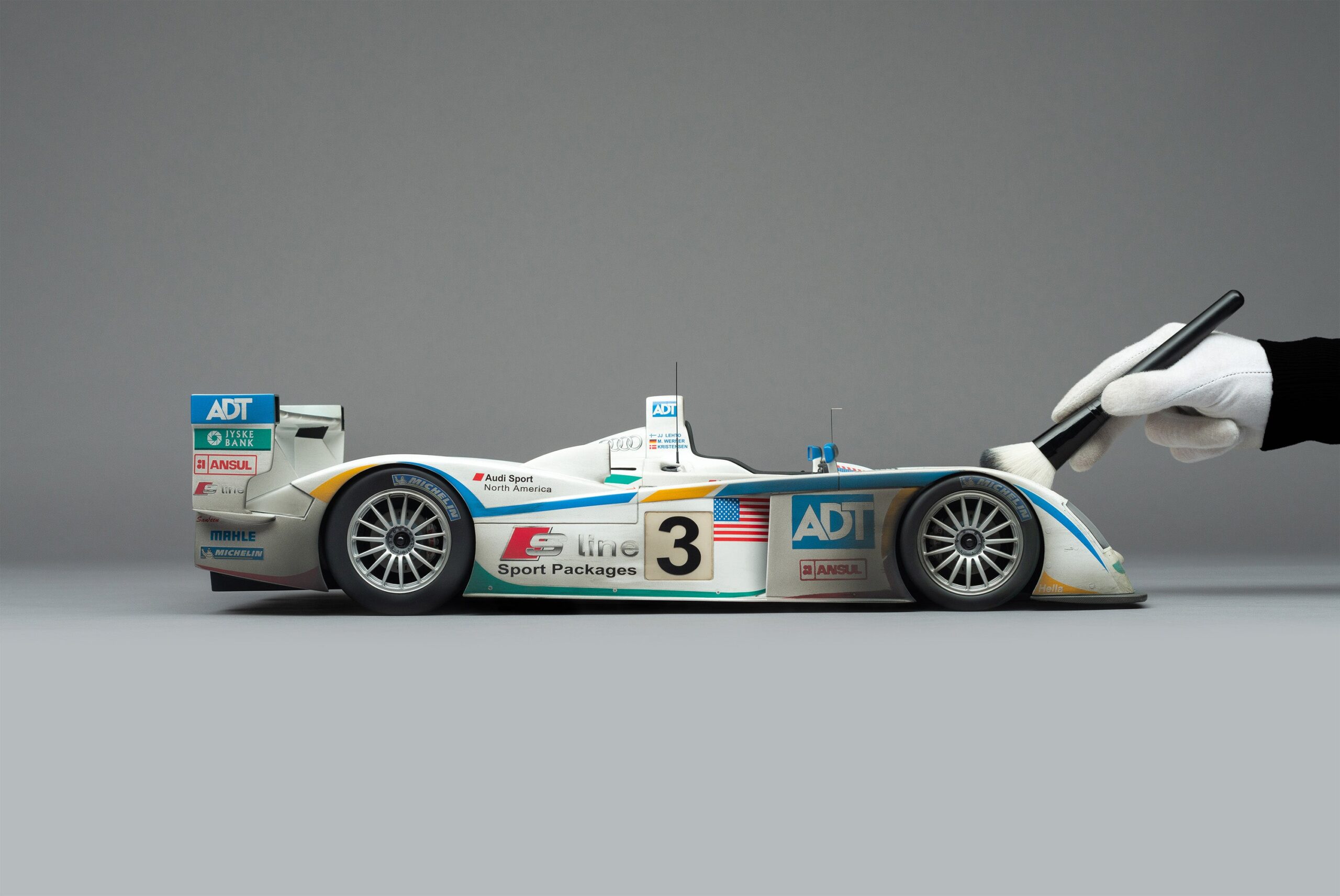Amalgam Audi R8 2005 Le Mans Sieger #3 Race Weathered | 1:8 – Bild 4