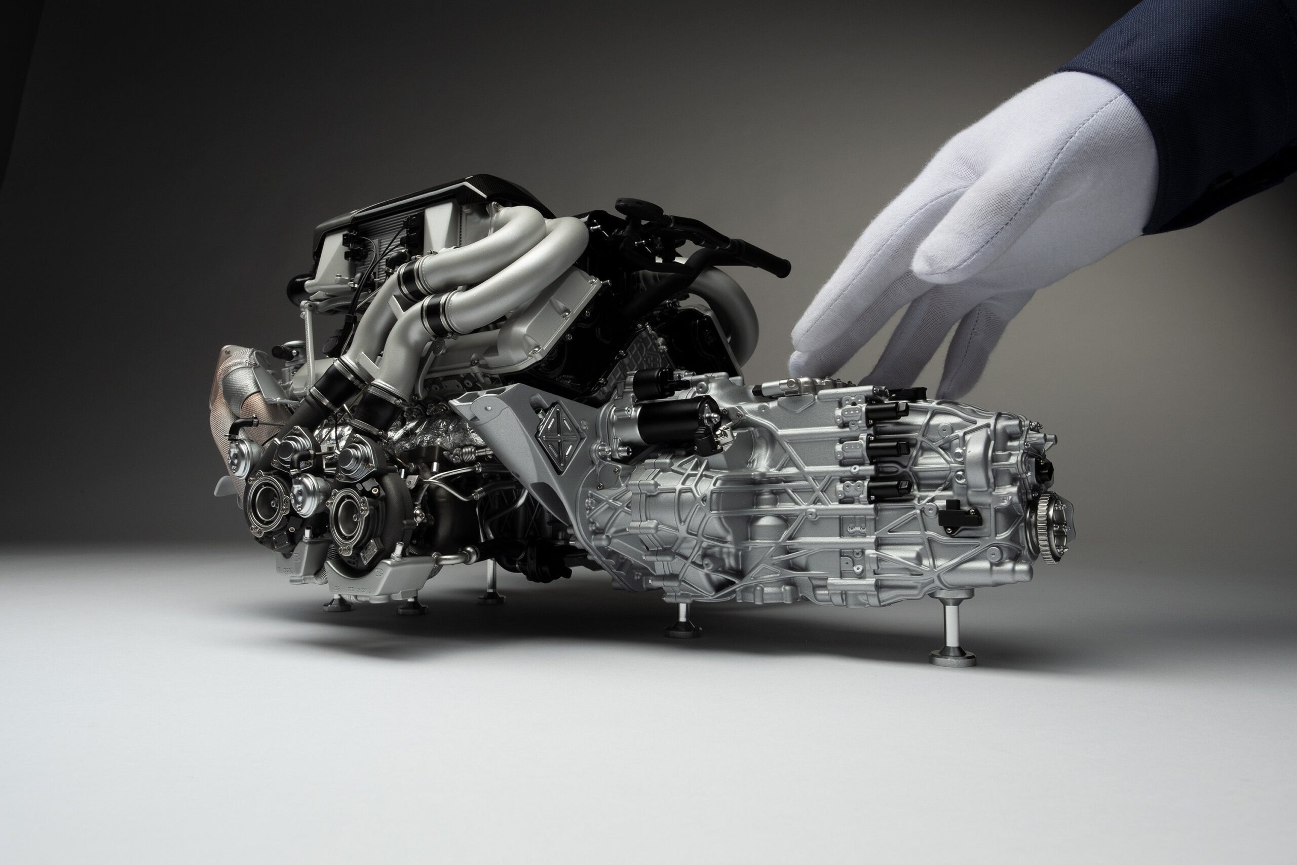 Amalgam Bugatti Chiron 8.0L W16 Motor und Getriebe (2016) - Silber, Blau & Schwarz | 1:4 - Image 3