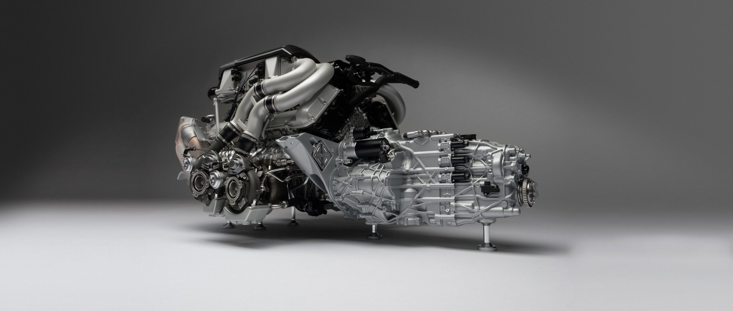 Amalgam Bugatti Chiron 8.0L W16 Motor und Getriebe (2016) - Silber, Blau & Schwarz | 1:4 - Image 2