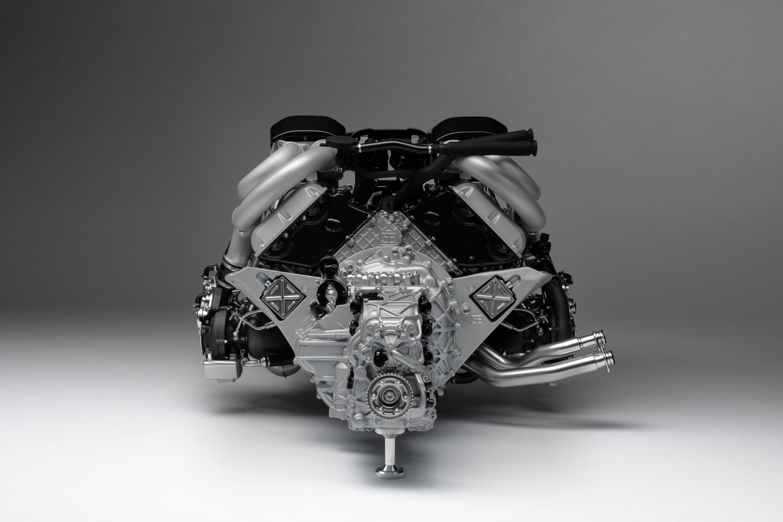 Amalgam Bugatti Chiron 8.0L W16 Motor und Getriebe (2016) - Silber, Blau & Schwarz | 1:4 - Image 5