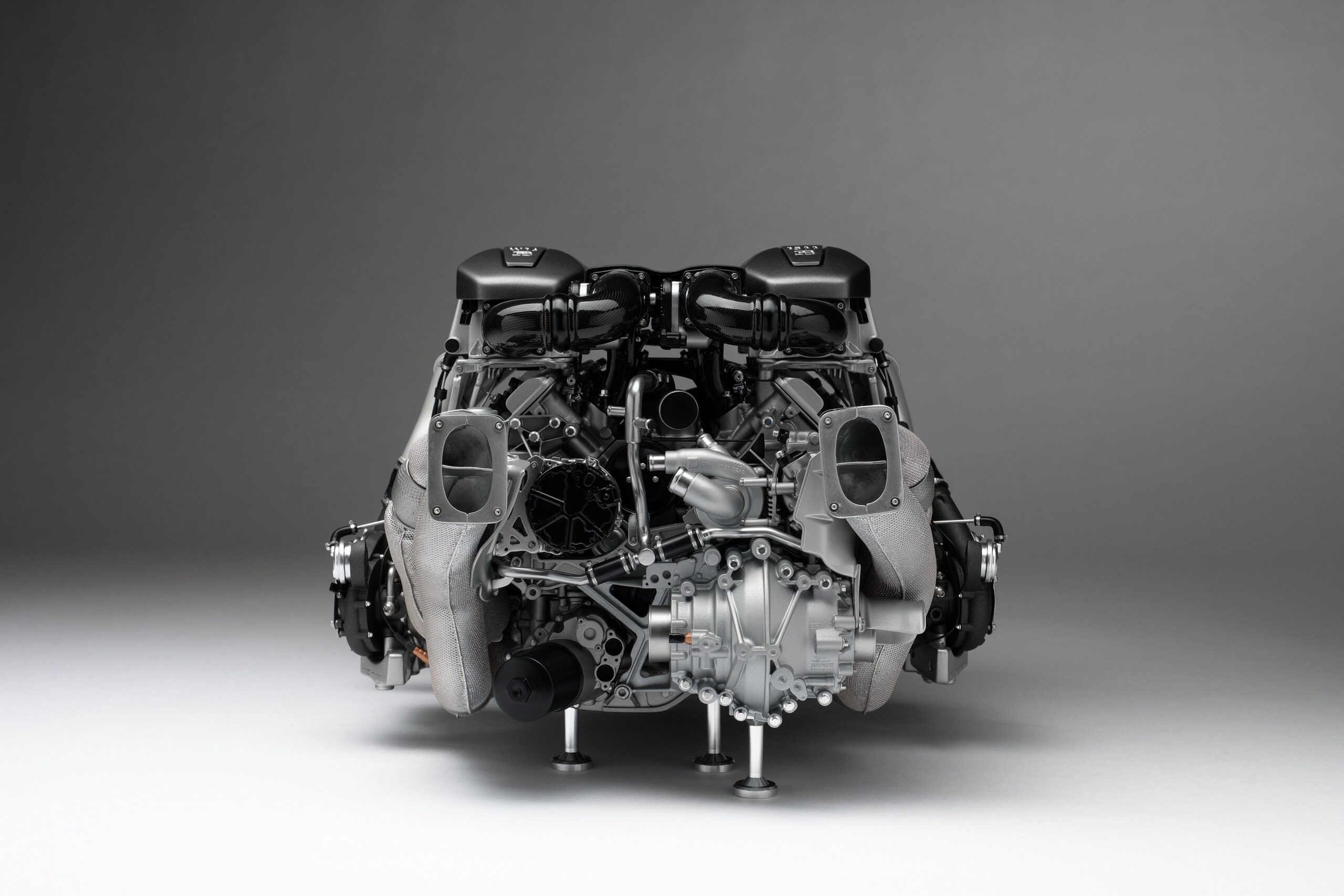 Amalgam Bugatti Chiron 8.0L W16 Motor und Getriebe (2016) - Silber, Blau & Schwarz | 1:4 - Image 6