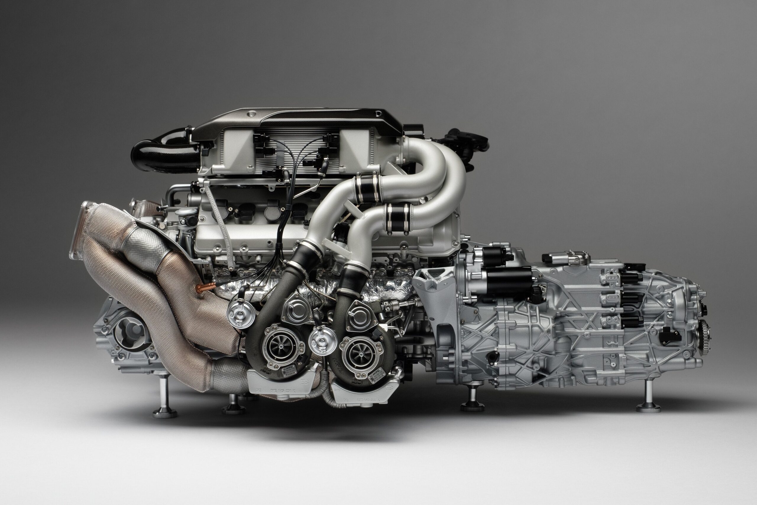 Amalgam Bugatti Chiron 8.0L W16 Motor und Getriebe (2016) - Silber, Blau & Schwarz | 1:4 - Image 7