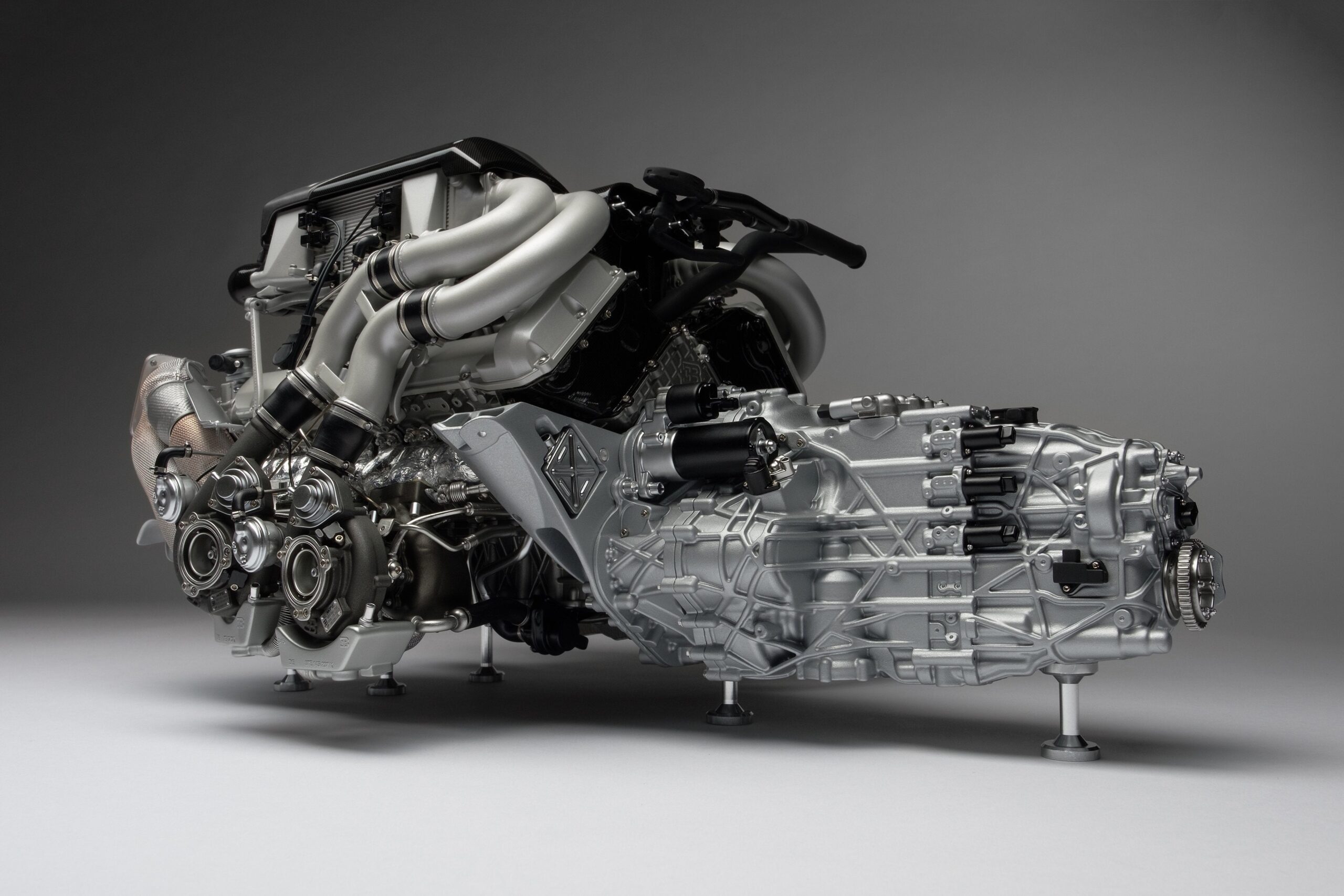Amalgam Bugatti Chiron 8.0L W16 Motor und Getriebe (2016) - Silber, Blau & Schwarz | 1:4 - Image 10