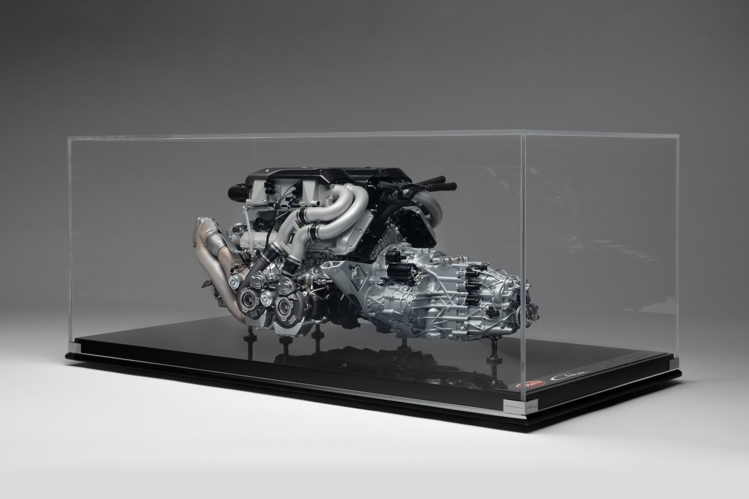Amalgam Bugatti Chiron 8.0L W16 Motor und Getriebe (2016) - Silber, Blau & Schwarz | 1:4 - Image 13