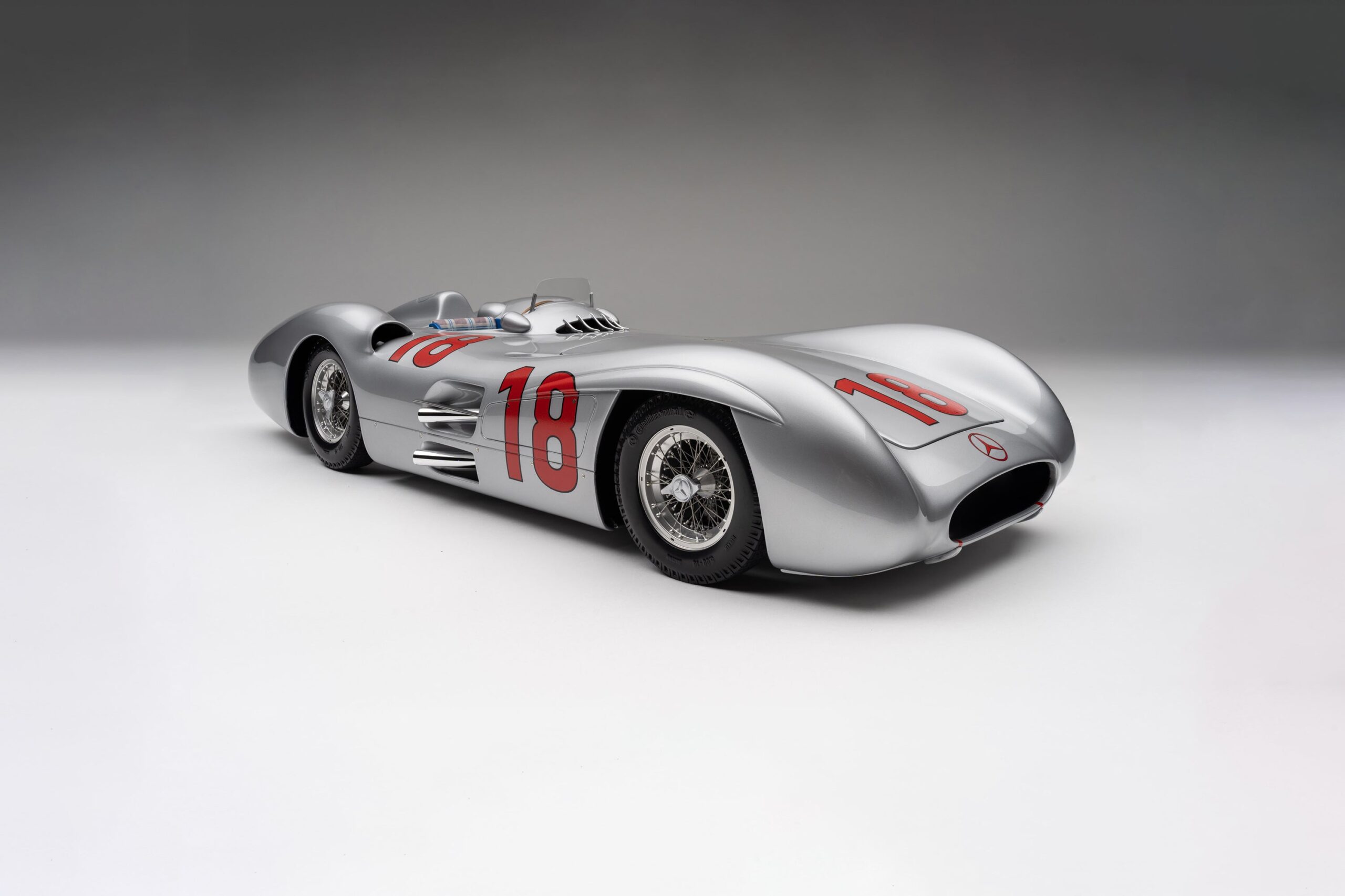 Amalgam Mercedes-Benz W196 Streamliner 1954 French Grand Prix Winner - Silber | 1:8 - Image 2