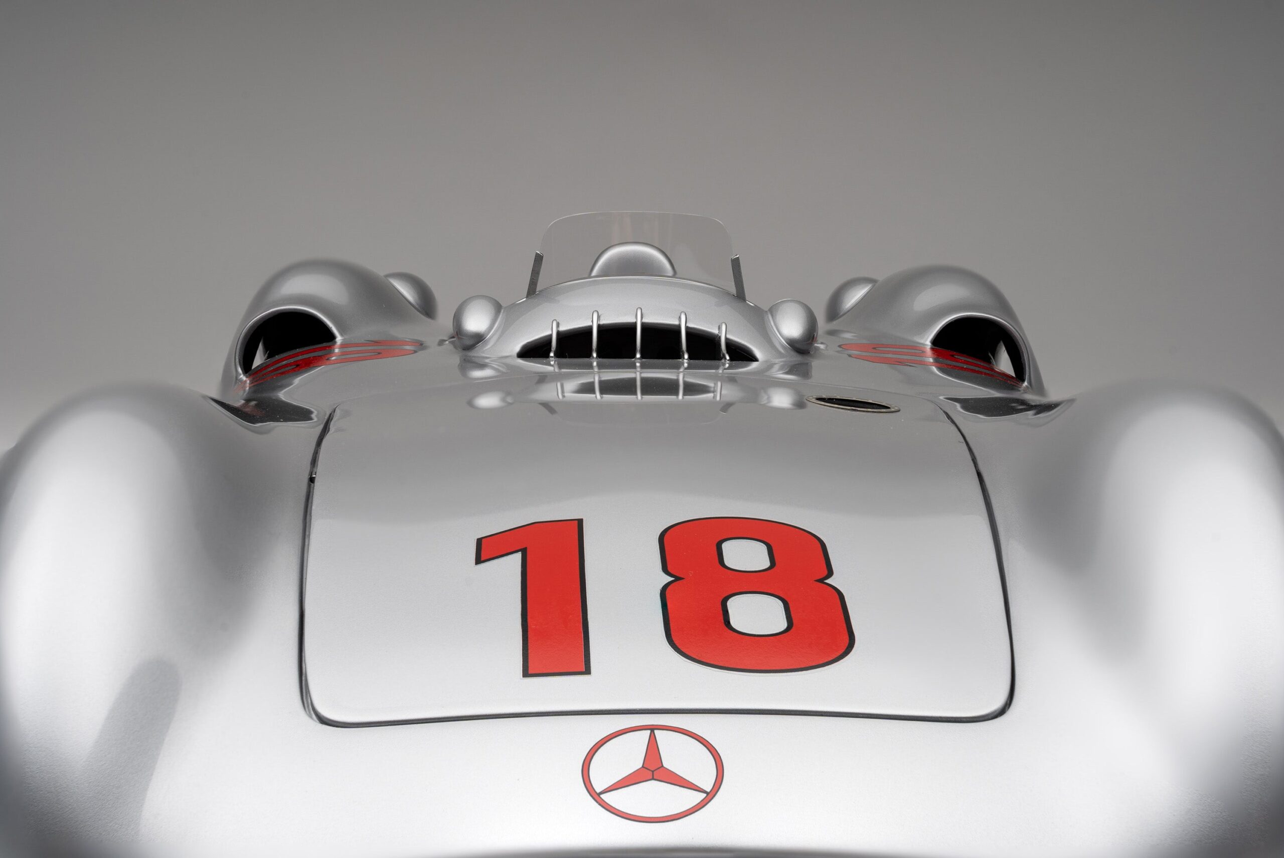 Amalgam Mercedes-Benz W196 Streamliner 1954 French Grand Prix Winner - Silber | 1:8 - Image 5