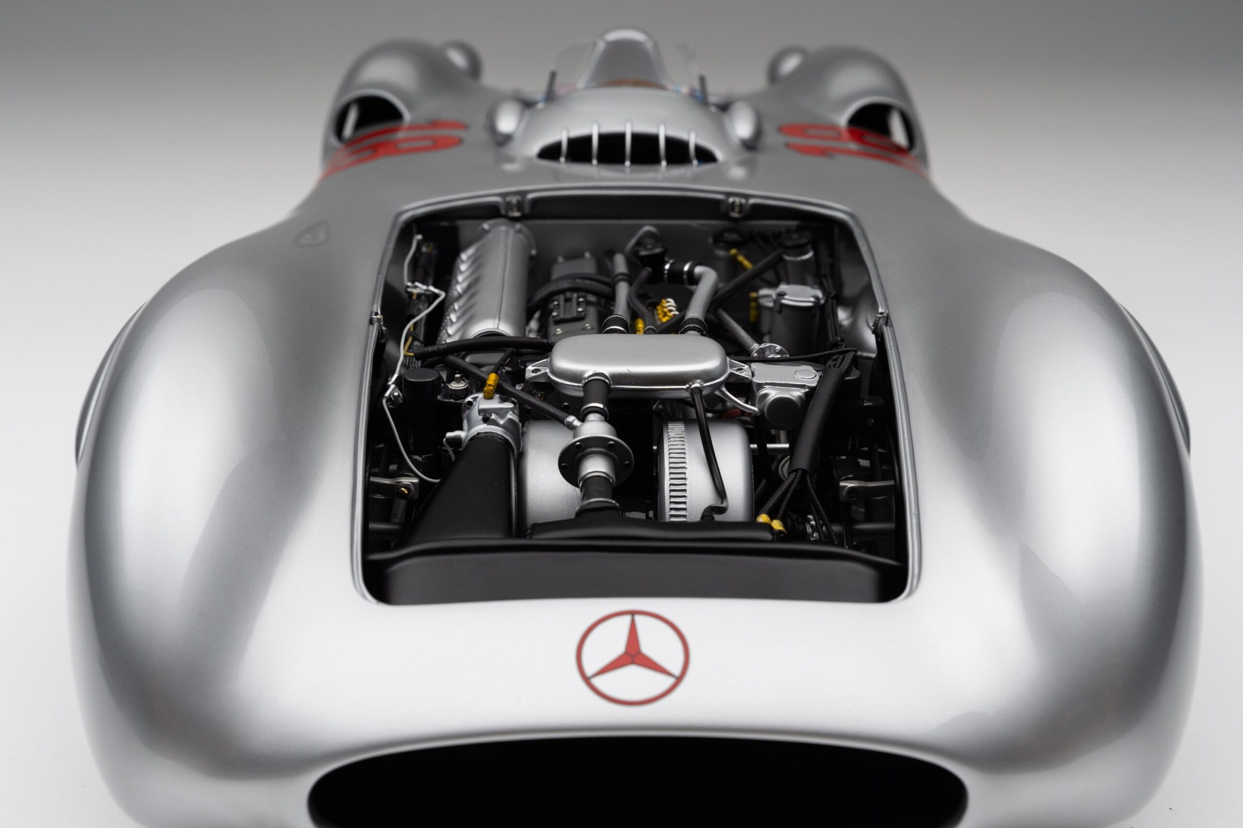 Amalgam Mercedes-Benz W196 Streamliner 1954 French Grand Prix Winner - Silber | 1:8 - Image 7