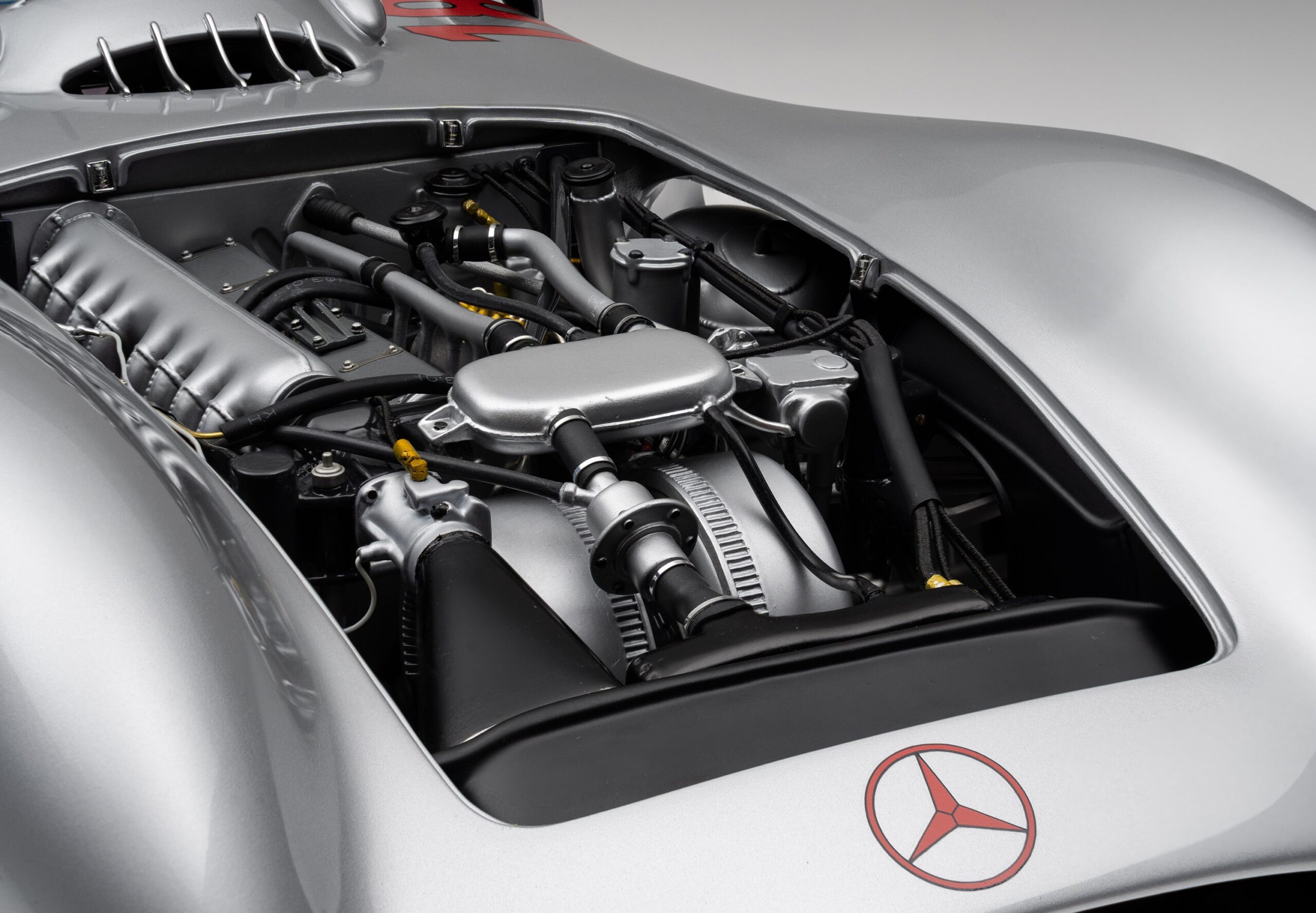 Amalgam Mercedes-Benz W196 Streamliner 1954 French Grand Prix Winner - Silber | 1:8 - Image 10