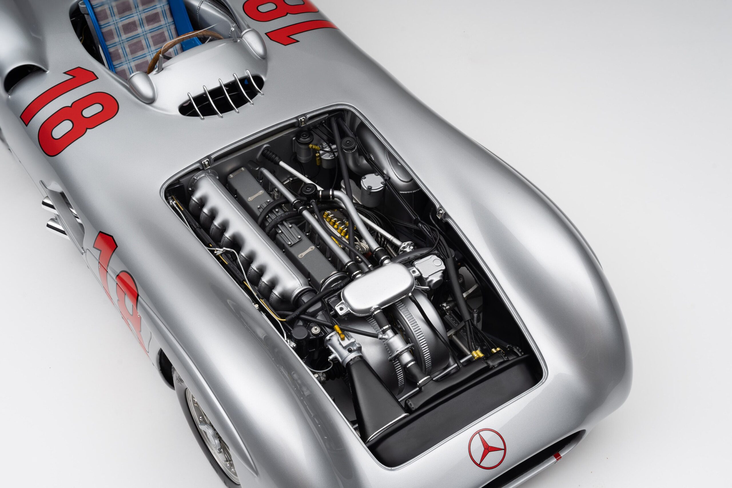 Amalgam Mercedes-Benz W196 Streamliner 1954 French Grand Prix Winner - Silber | 1:8 - Image 11