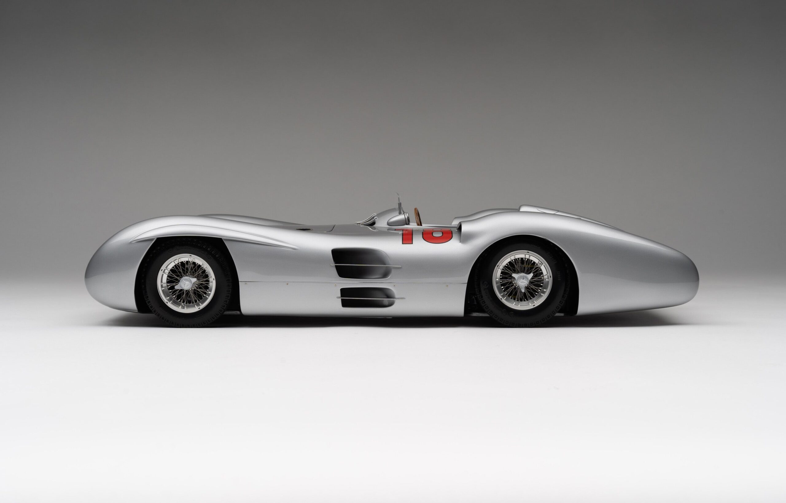 Amalgam Mercedes-Benz W196 Streamliner 1954 French Grand Prix Winner - Silber | 1:8 - Image 13