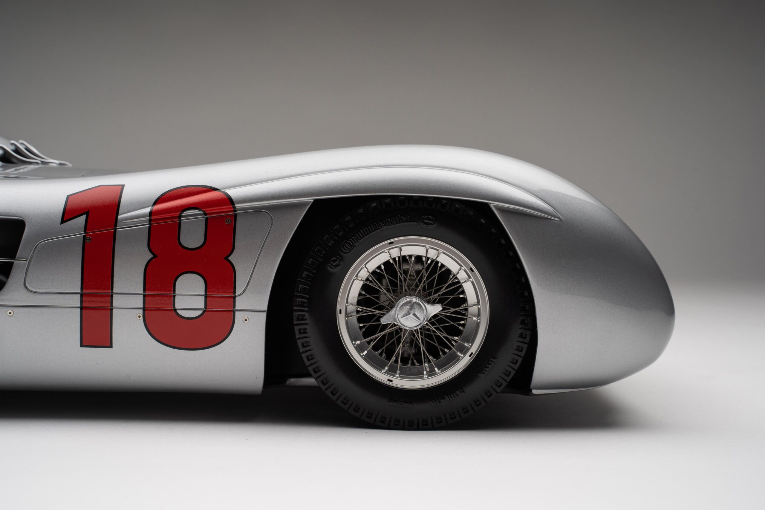 Amalgam Mercedes-Benz W196 Streamliner 1954 French Grand Prix Winner - Silber | 1:8 - Image 14