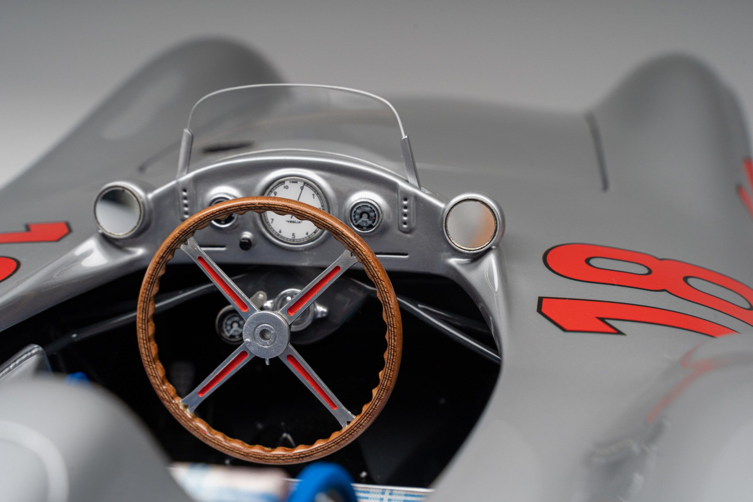 Amalgam Mercedes-Benz W196 Streamliner 1954 French Grand Prix Winner - Silber | 1:8 - Image 8