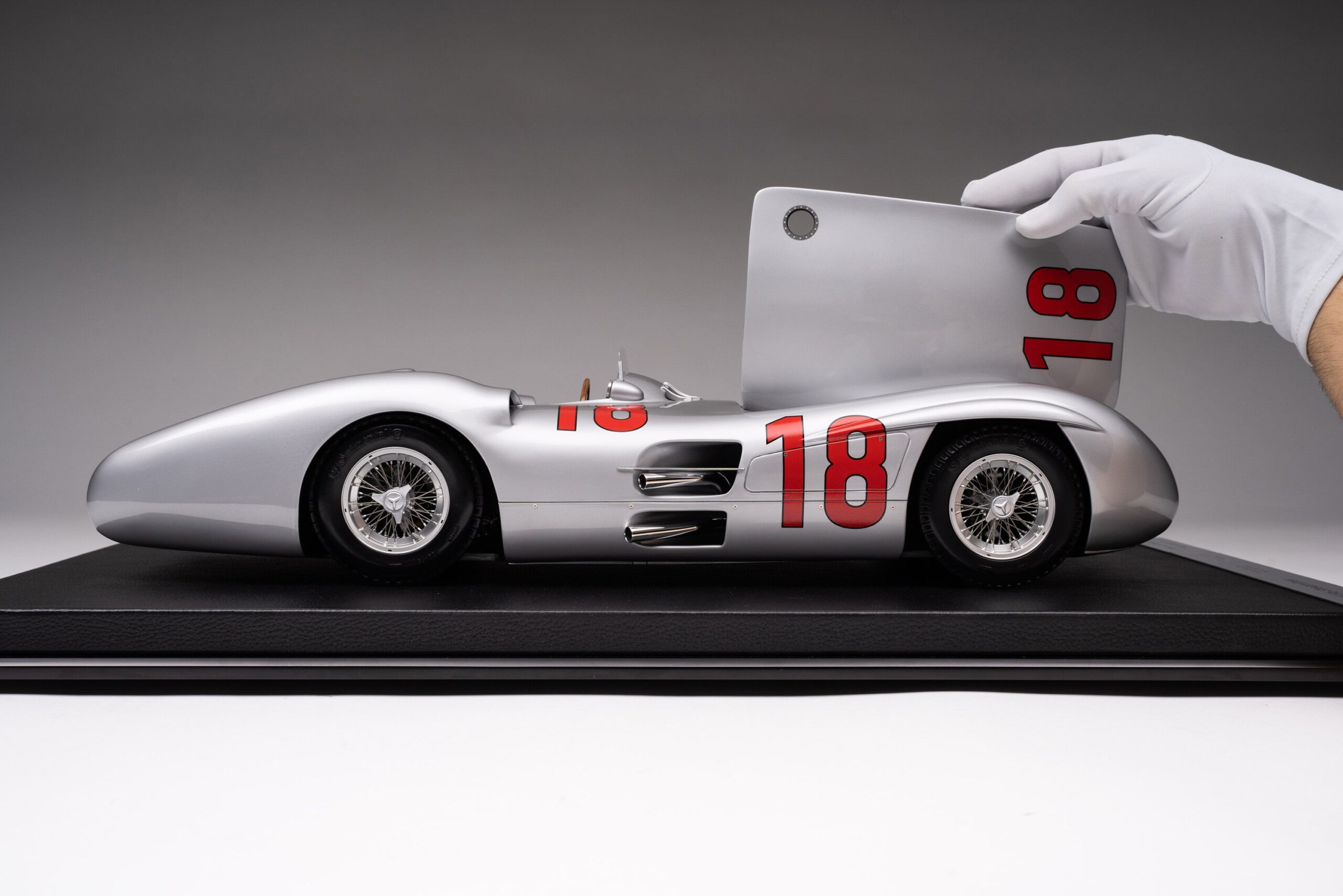 Amalgam Mercedes-Benz W196 Streamliner 1954 French Grand Prix Winner - Silber | 1:8 - Image 4