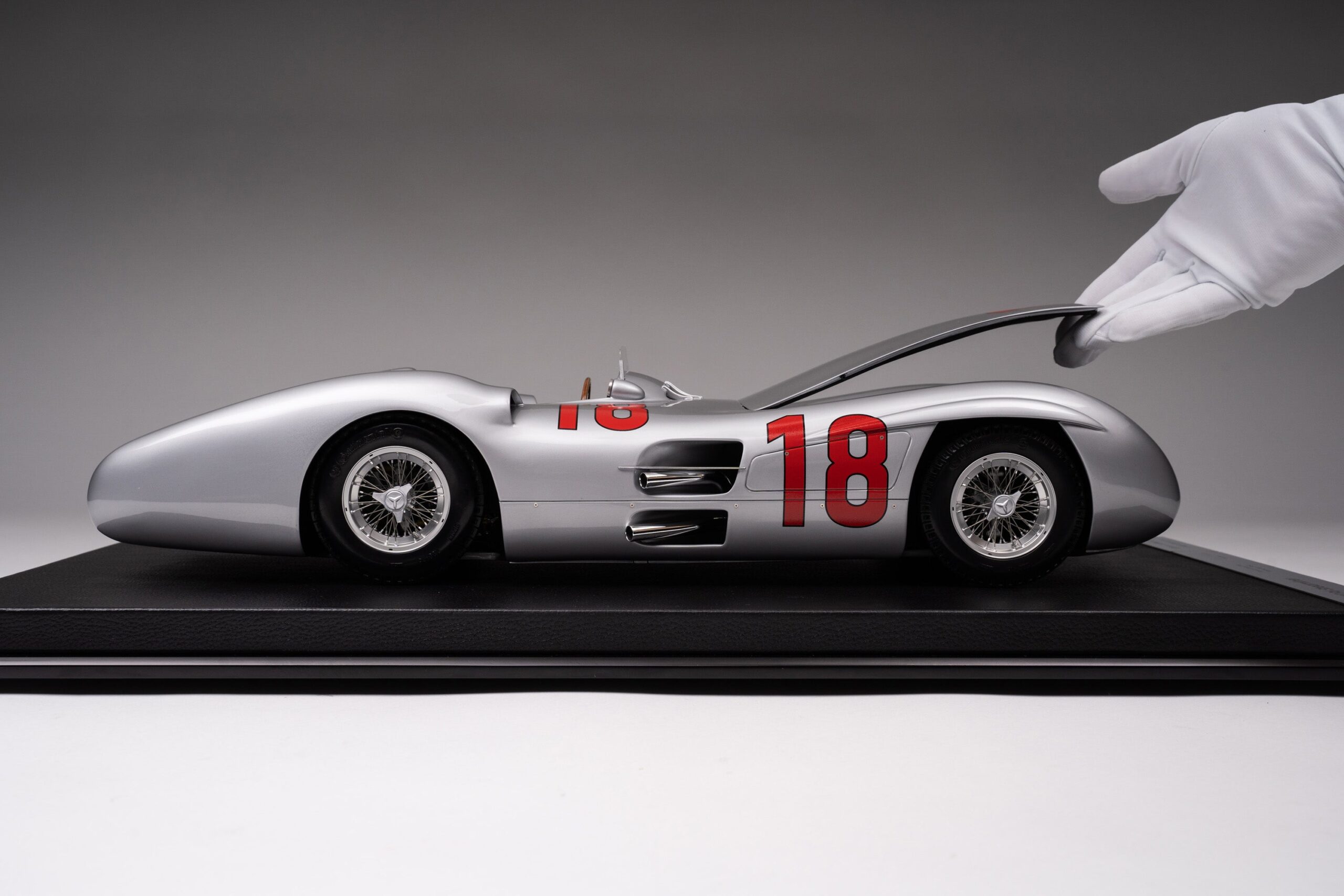 Amalgam Mercedes-Benz W196 Streamliner 1954 French Grand Prix Winner - Silber | 1:8 - Image 3