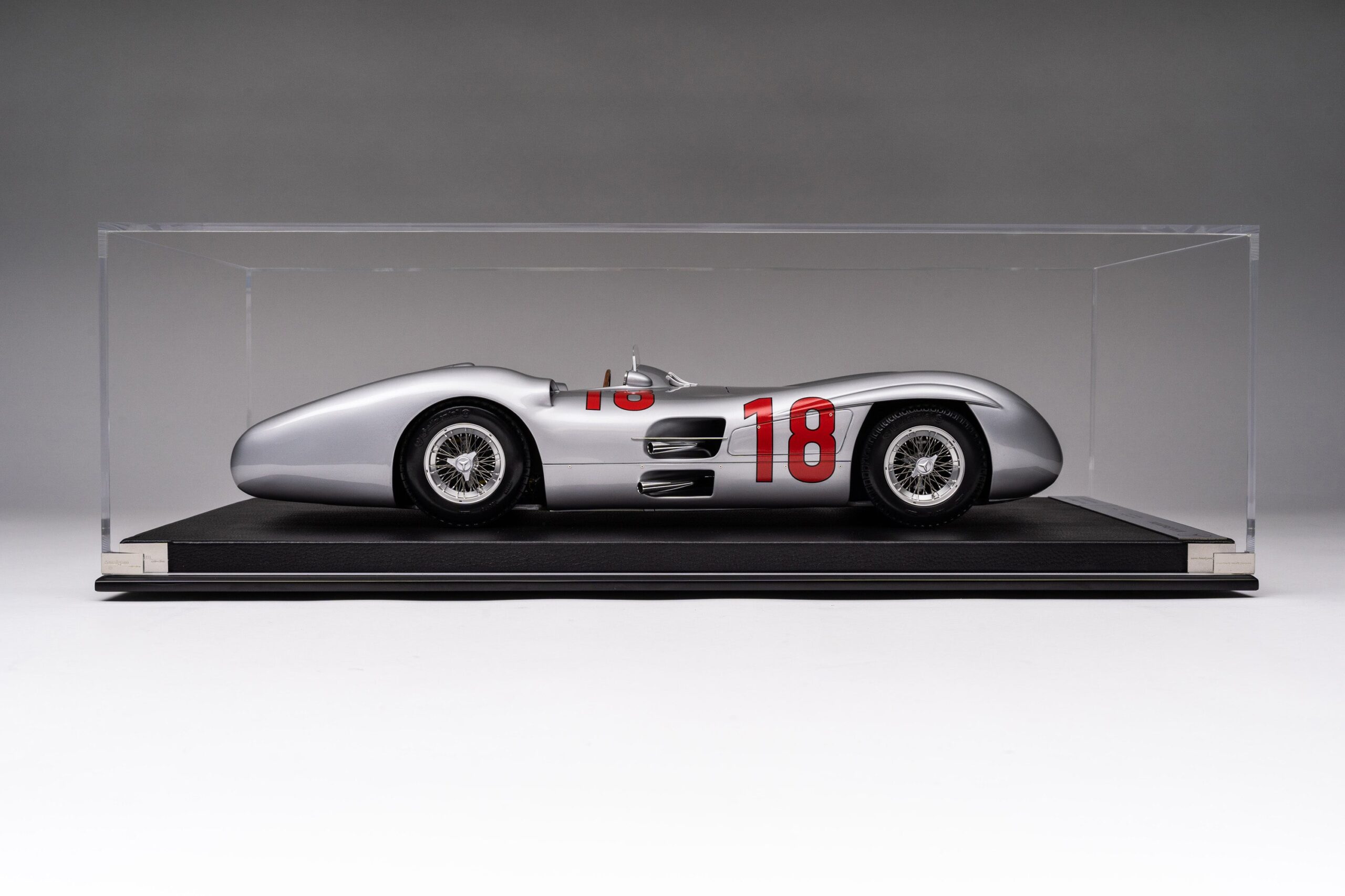 Amalgam Mercedes-Benz W196 Streamliner 1954 French Grand Prix Winner - Silber | 1:8 - Image 19