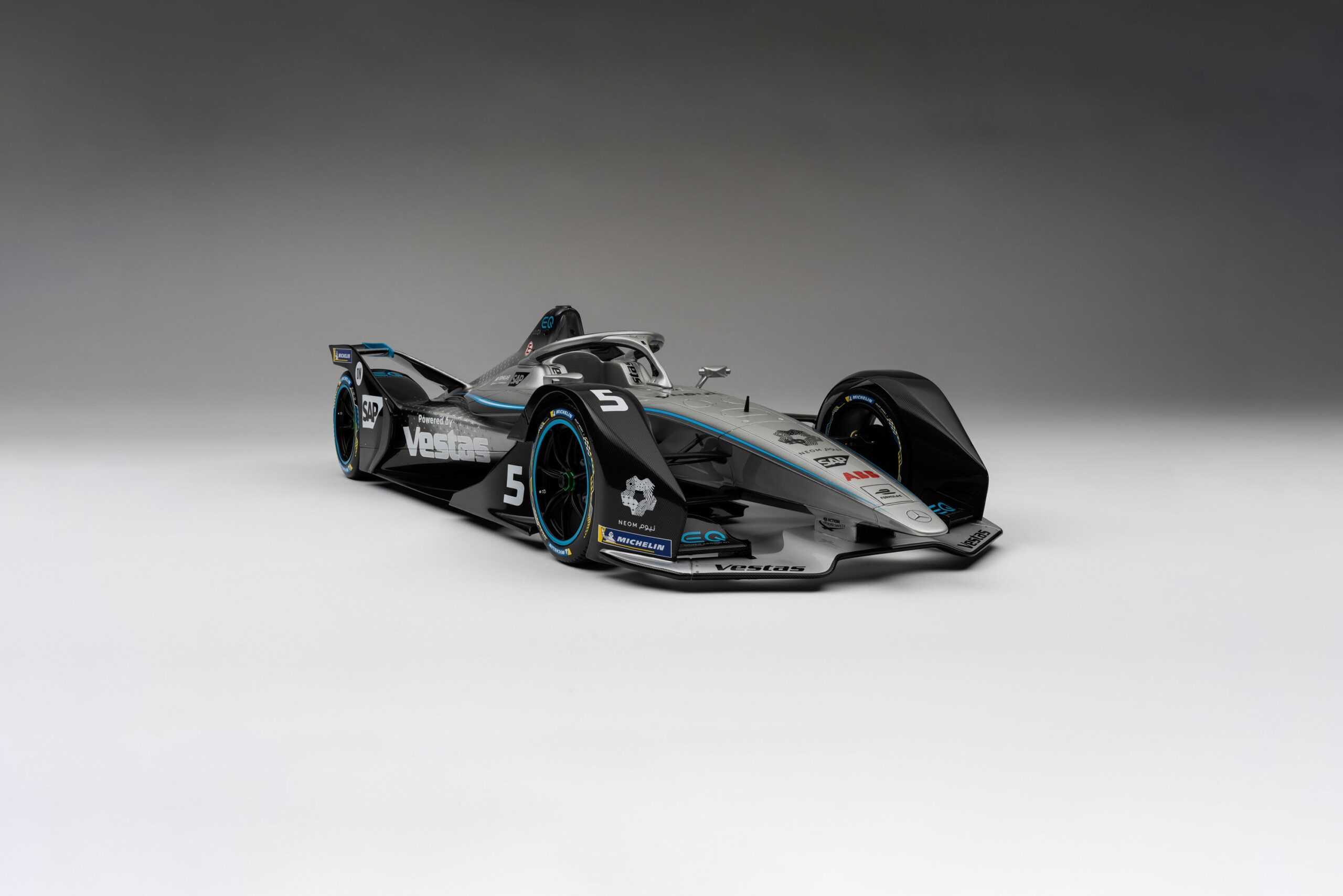 Amalgam Mercedes-Benz EQ Silver Arrow 01 Gen2 Season 6 (2019) - Silber | 1:8 – Bild 2