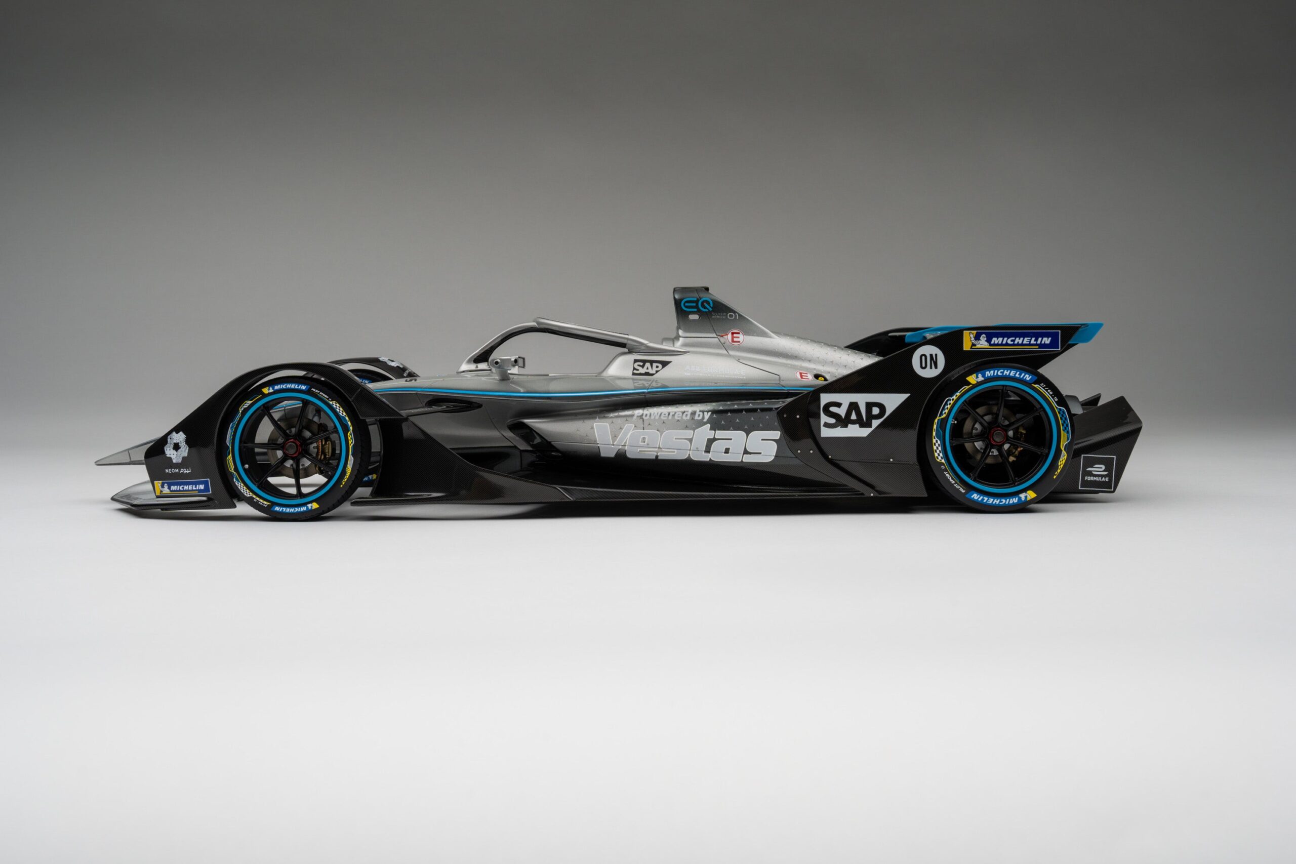 Amalgam Mercedes-Benz EQ Silver Arrow 01 Gen2 Season 6 (2019) - Silber | 1:8 – Bild 13