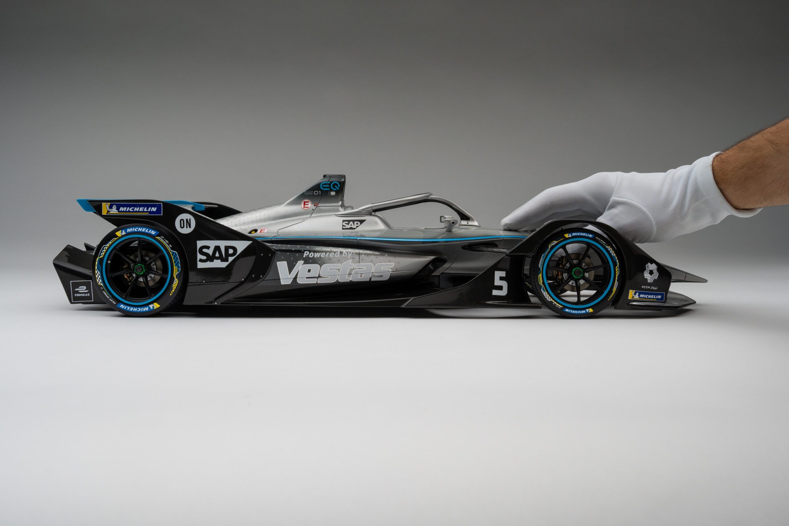 Amalgam Mercedes-Benz EQ Silver Arrow 01 Gen2 Season 6 (2019) - Silber | 1:8 – Bild 10