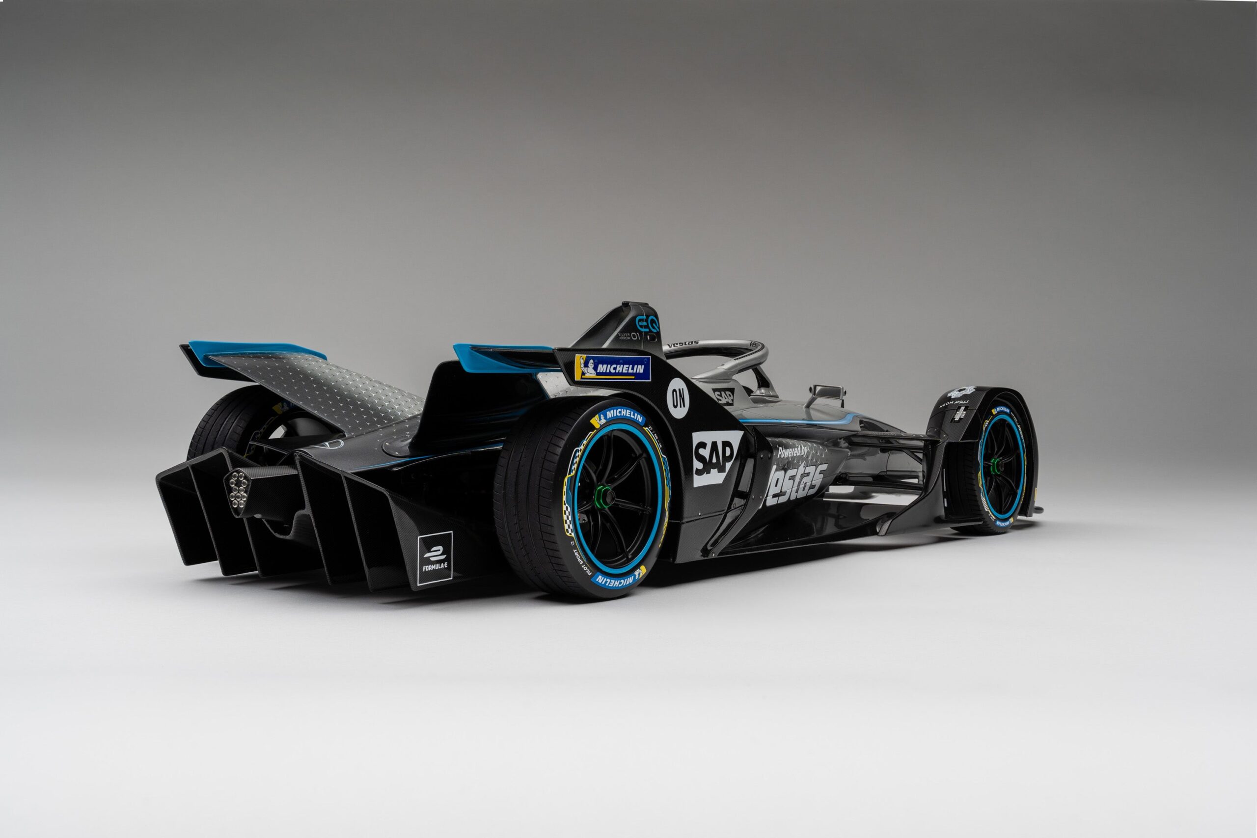 Amalgam Mercedes-Benz EQ Silver Arrow 01 Gen2 Season 6 (2019) - Silber | 1:8 – Bild 11