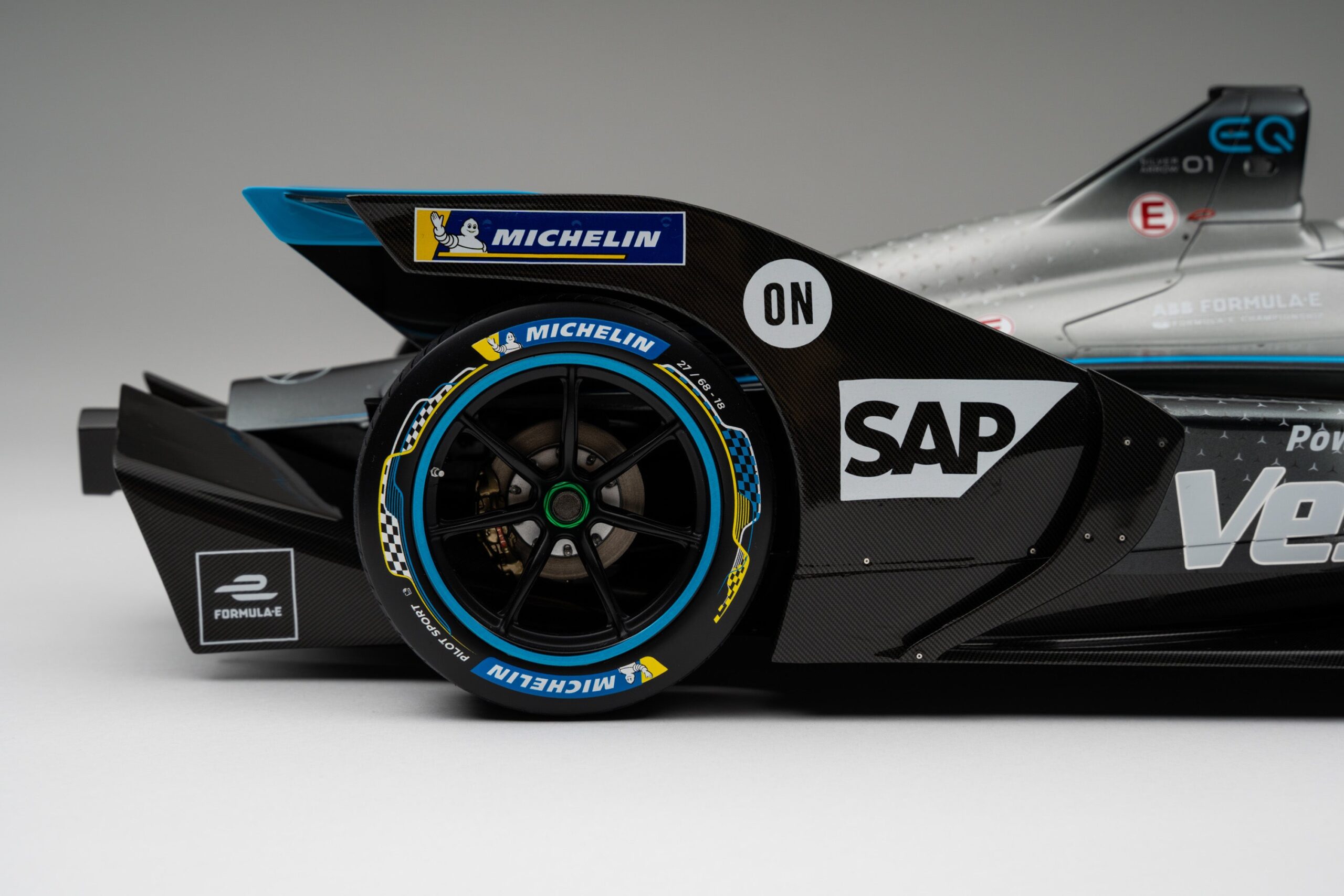 Amalgam Mercedes-Benz EQ Silver Arrow 01 Gen2 Season 6 (2019) - Silber | 1:8 – Bild 9