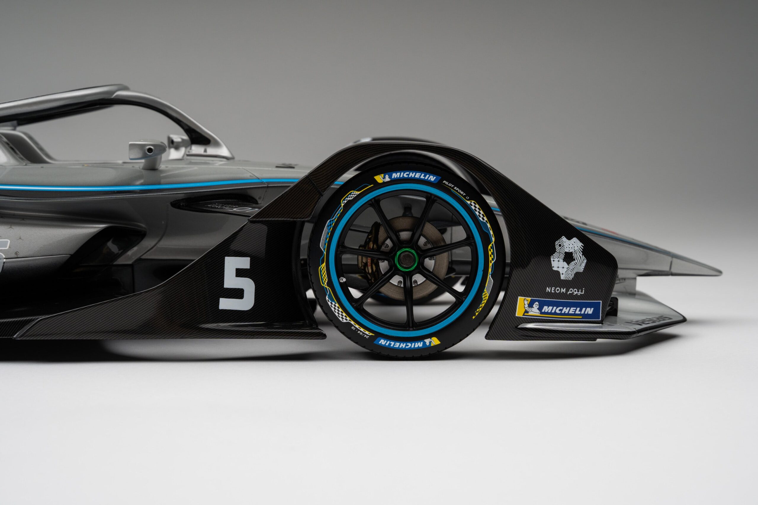 Amalgam Mercedes-Benz EQ Silver Arrow 01 Gen2 Season 6 (2019) - Silber | 1:8 – Bild 12