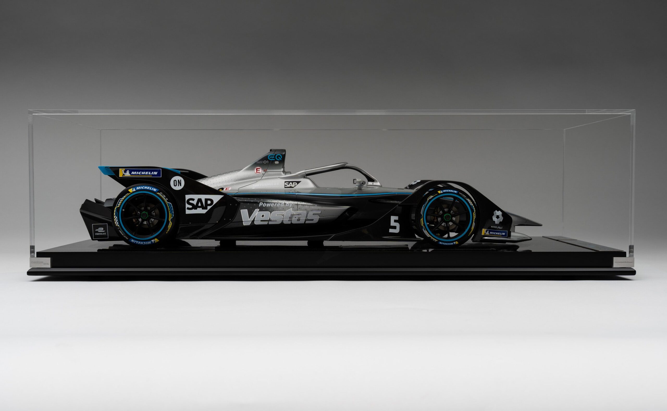 Amalgam Mercedes-Benz EQ Silver Arrow 01 Gen2 Season 6 (2019) - Silber | 1:8 – Bild 14