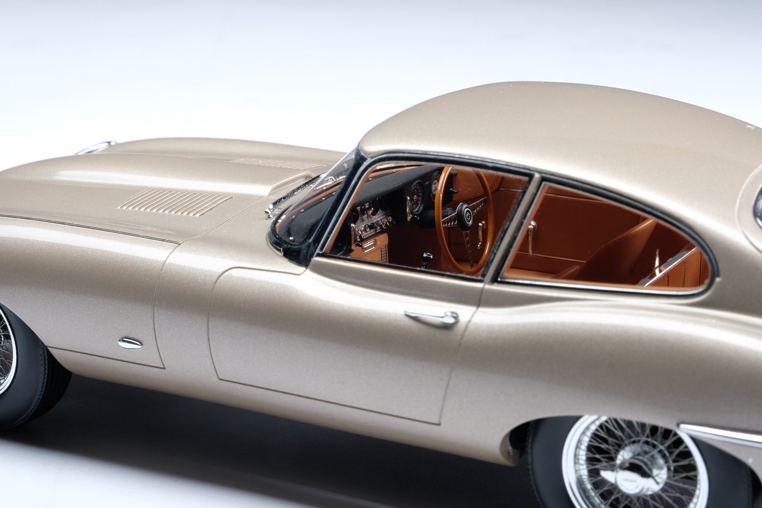 Amalgam Jaguar E-type Coupe | 1:18 – Bild 12