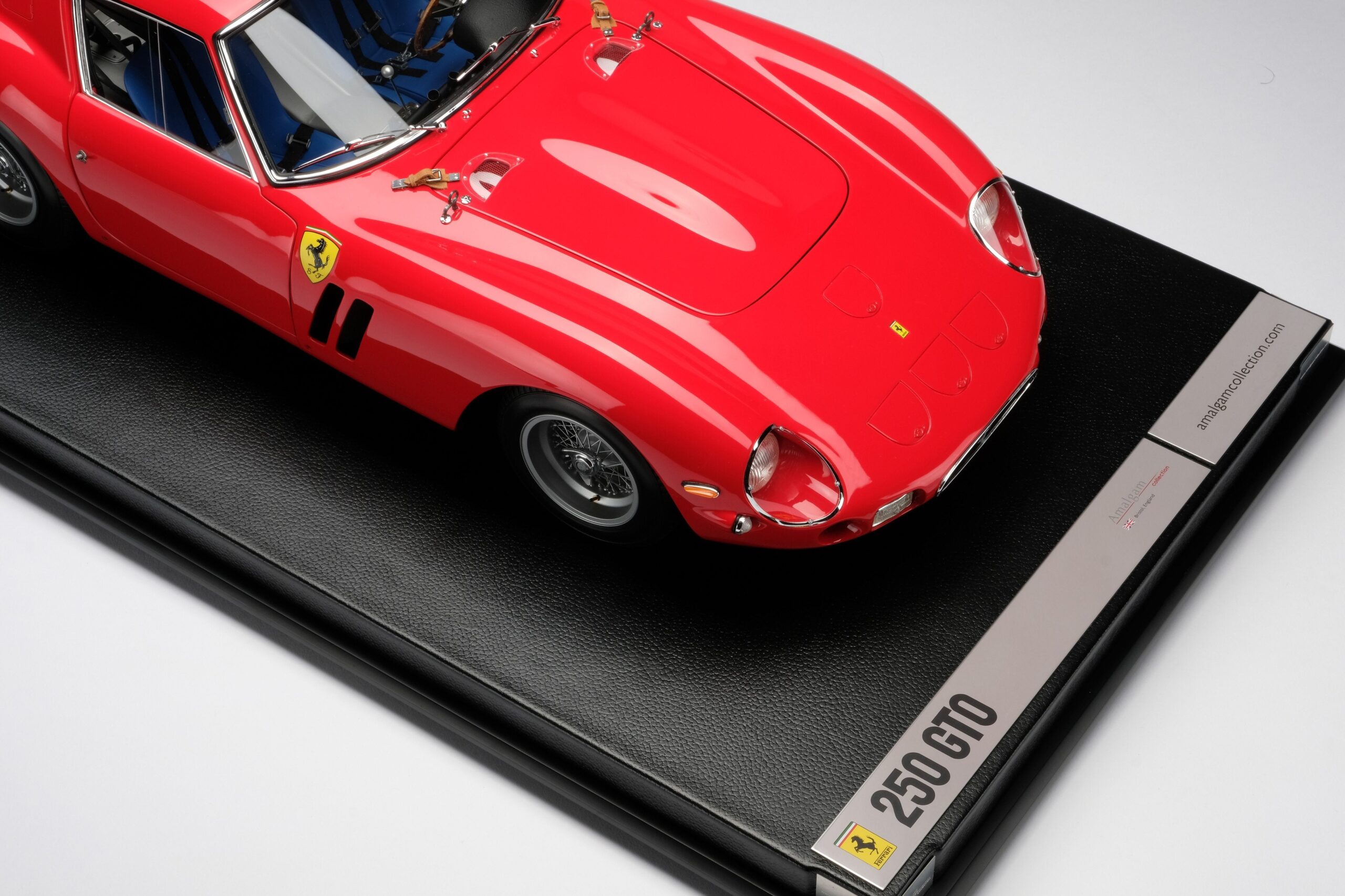 Amalgam Ferrari 250 GTO Road Specification (1962) - Rot | 1:8 - Image 5
