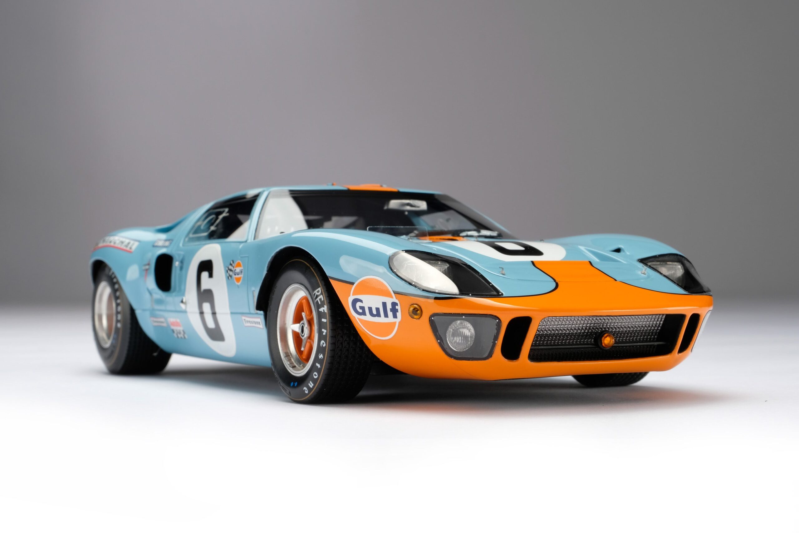 Amalgam Ford GT40 1969 Le Mans Winner - Hellblau/Orange | 1:18 – Bild 6