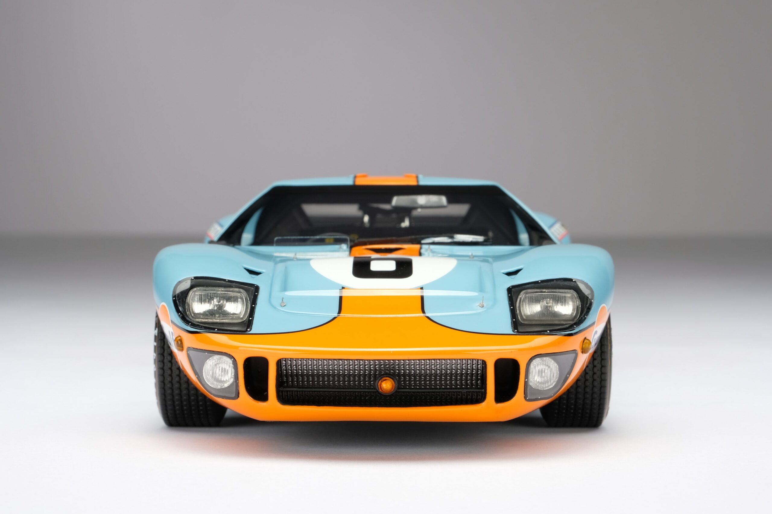 Amalgam Ford GT40 1969 Le Mans Winner - Hellblau/Orange | 1:18 – Bild 7