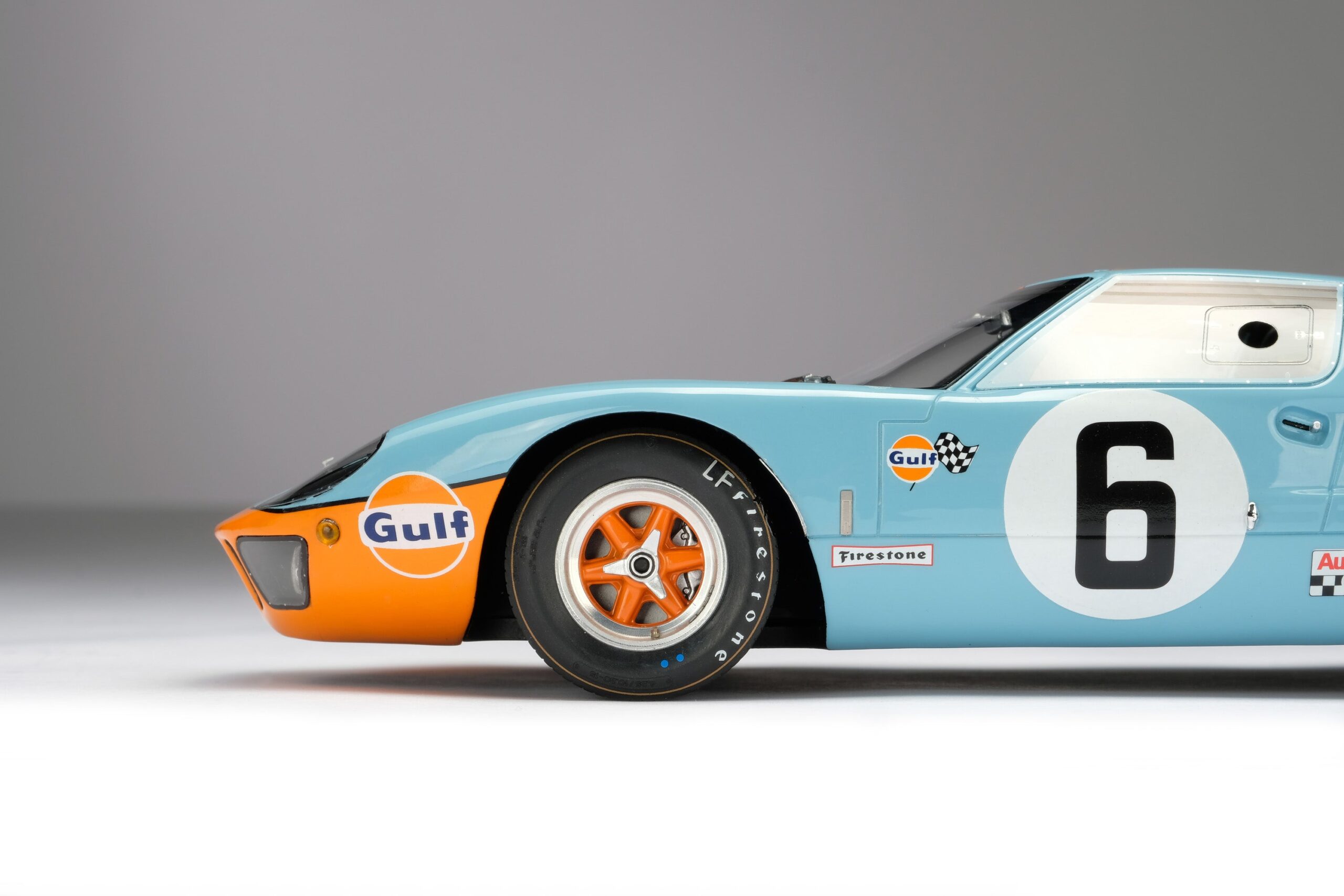 Amalgam Ford GT40 1969 Le Mans Winner - Hellblau/Orange | 1:18 – Bild 13