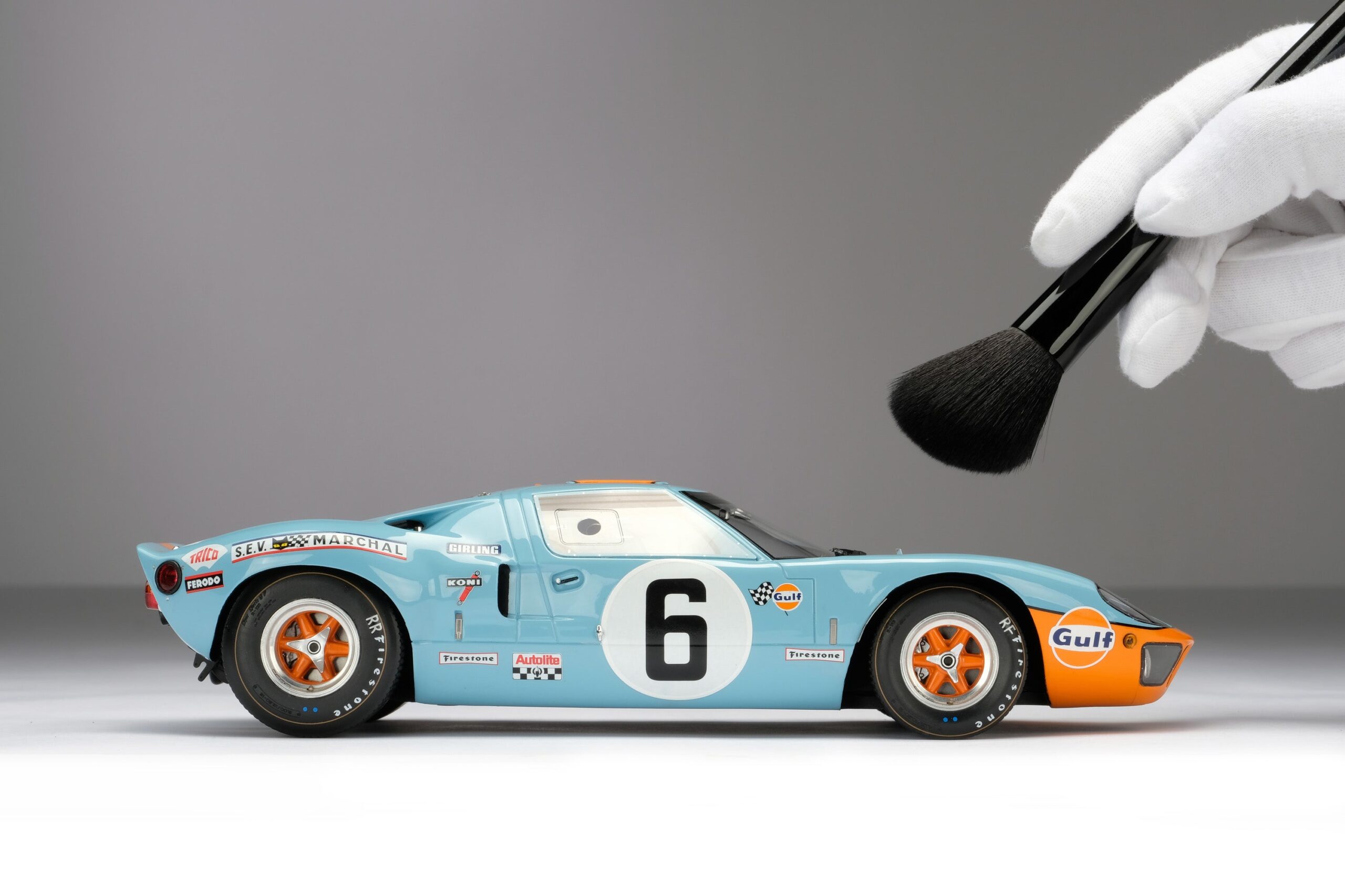 Amalgam Ford GT40 1969 Le Mans Winner - Hellblau/Orange | 1:18 – Bild 12