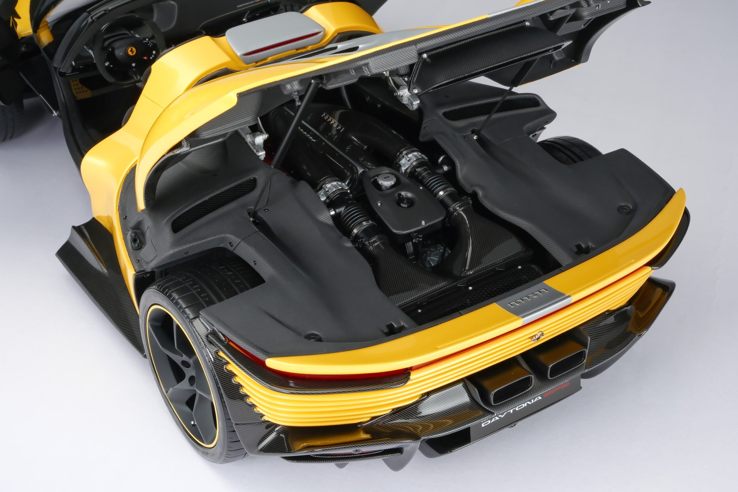 Amalgam Ferrari Daytona SP3 Tailor Made | 1:8 - Image 3