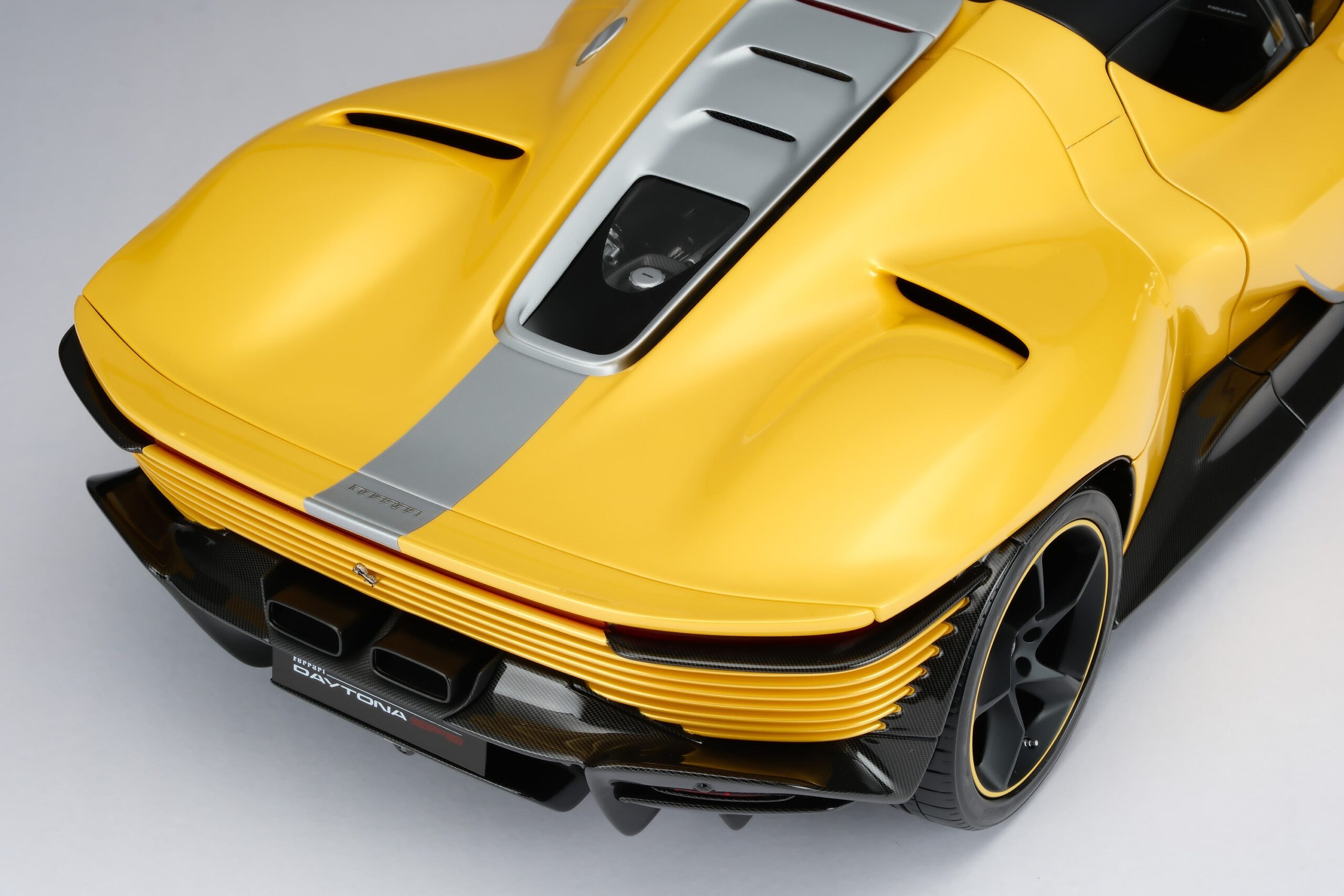 Amalgam Ferrari Daytona SP3 Tailor Made | 1:8 - Image 5