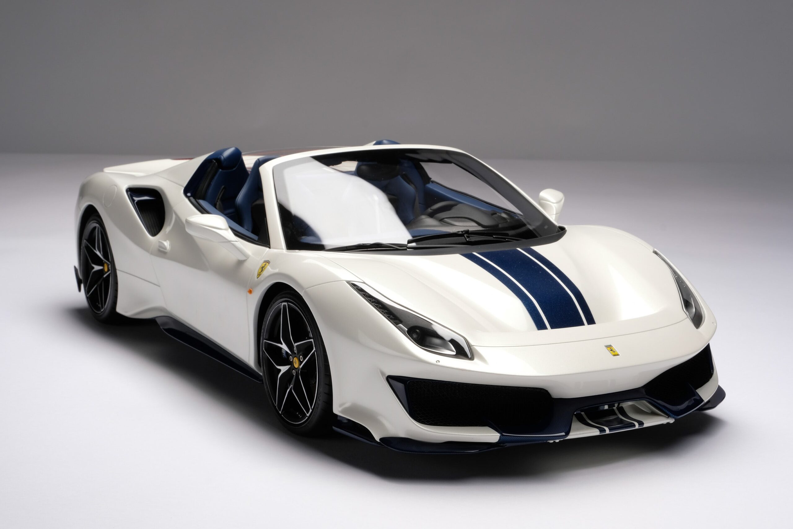 Amalgam Ferrari 488 Pista Spider (2018) - Blau | 1:8 - 画像21