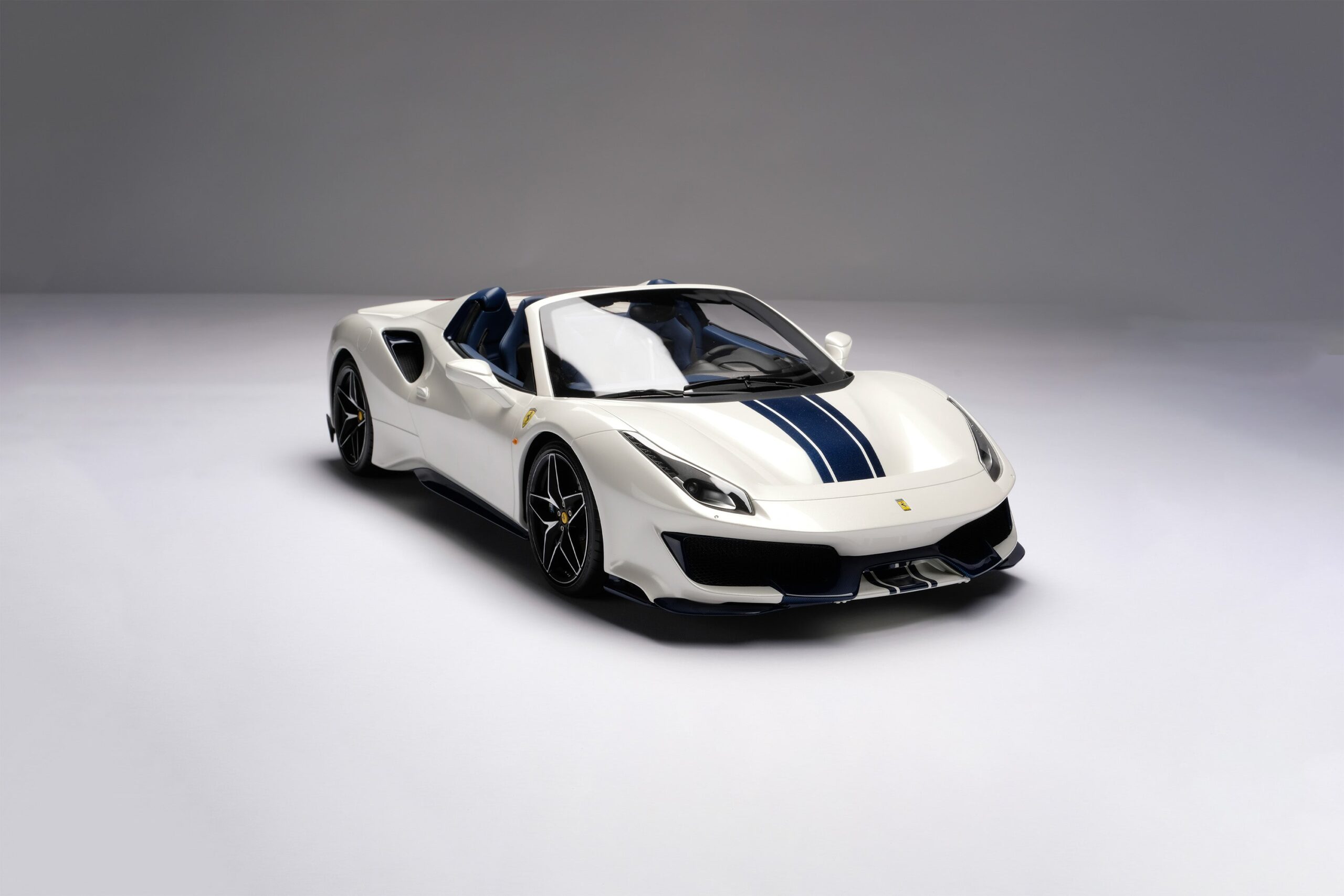 Amalgam Ferrari 488 Pista Spider (2018) - Blau | 1:8 - 画像22