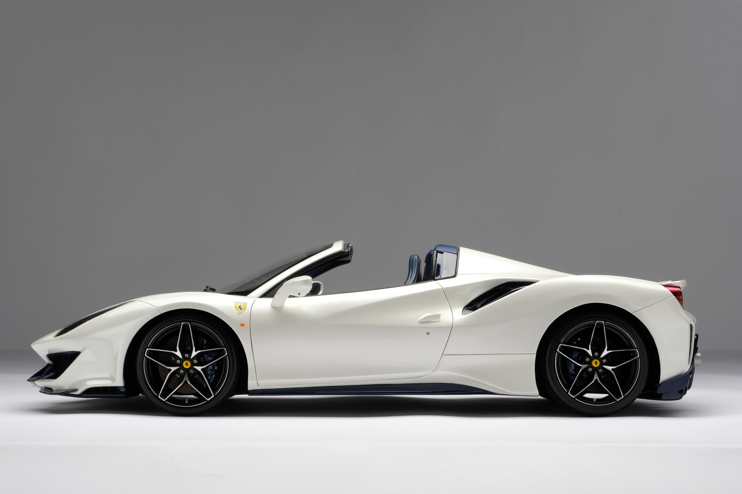 Amalgam Ferrari 488 Pista Spider (2018) - Blau | 1:8 - 画像25