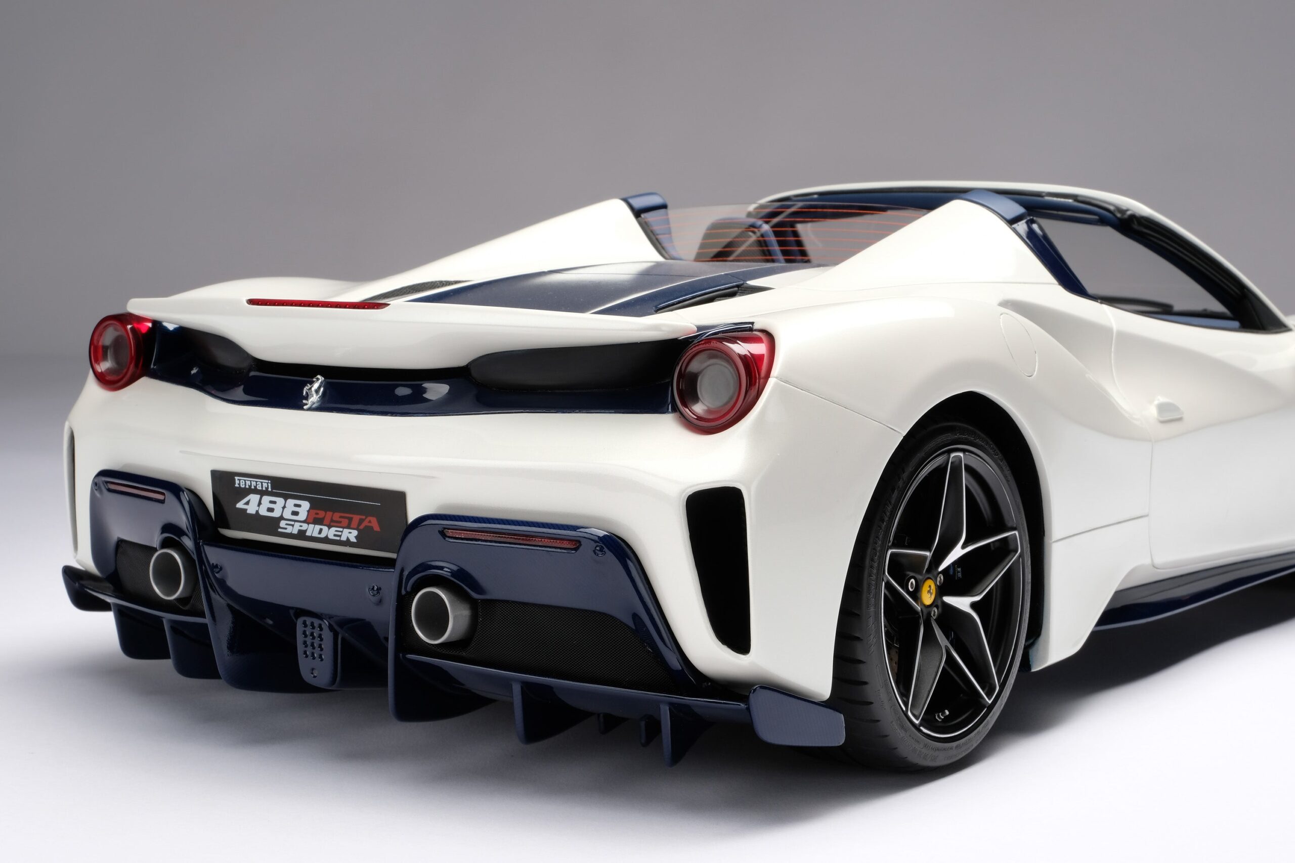 Amalgam Ferrari 488 Pista Spider (2018) - Blau | 1:8 - 画像33