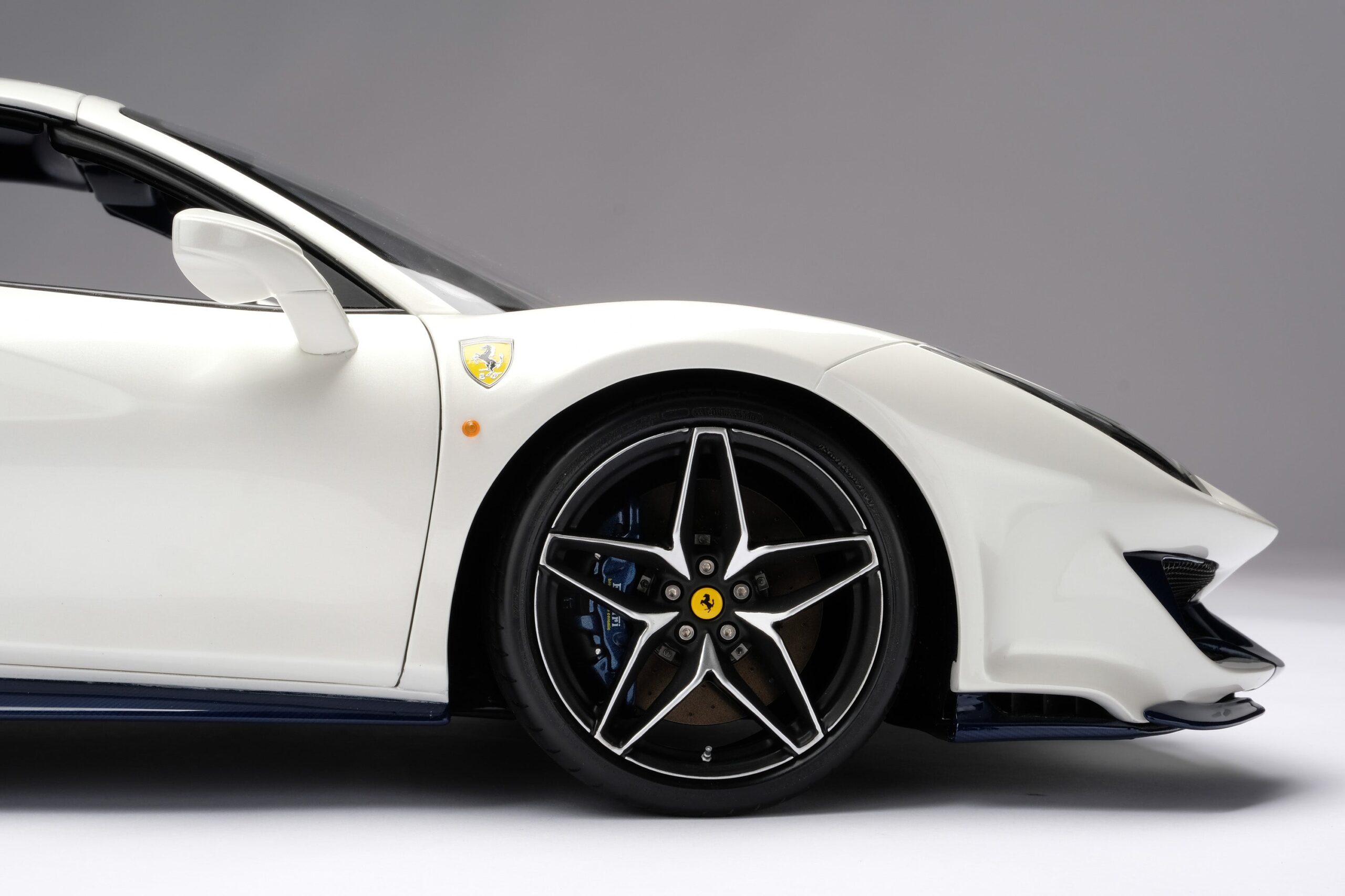 Amalgam Ferrari 488 Pista Spider (2018) - Blau | 1:8 - 画像32