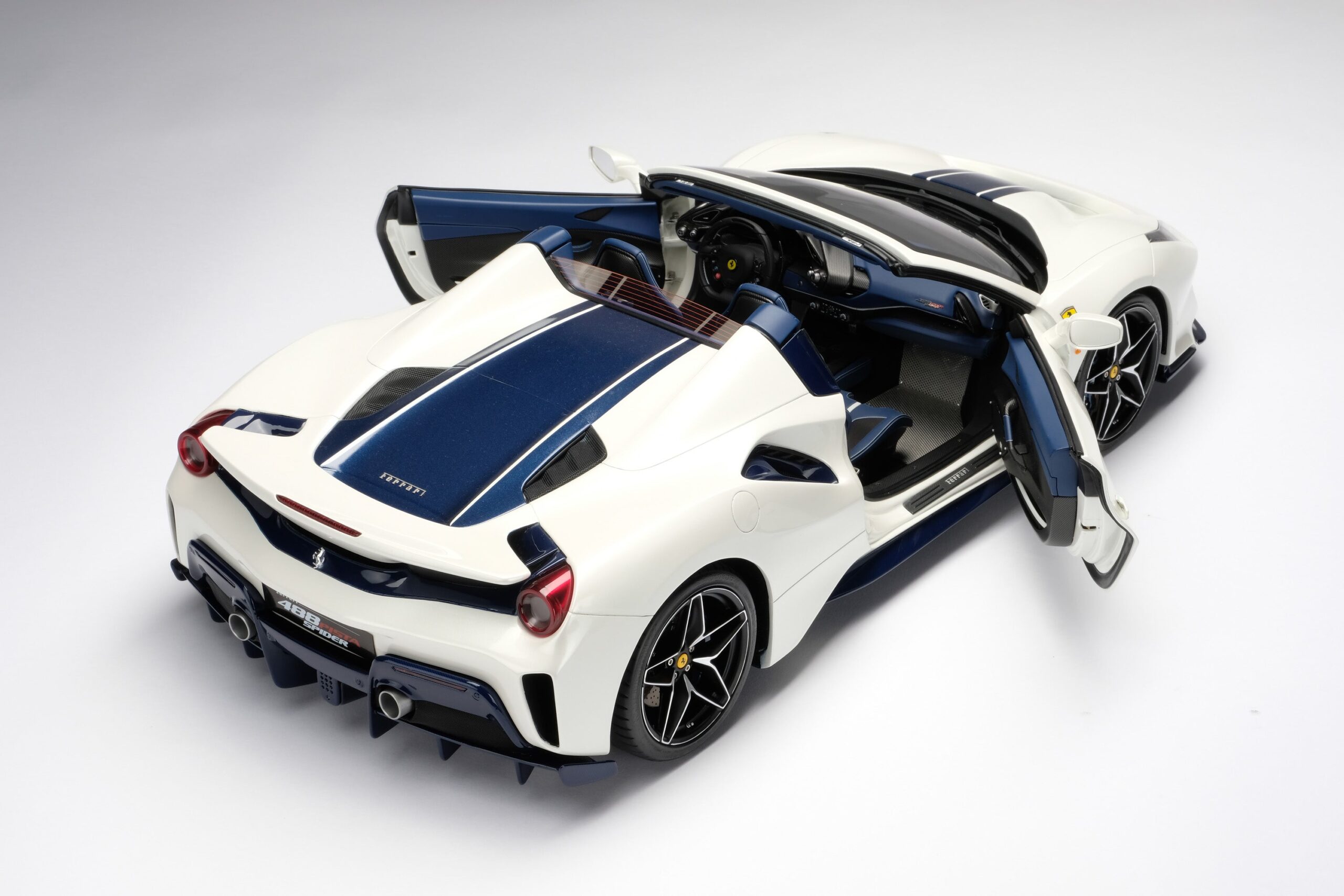 Amalgam Ferrari 488 Pista Spider (2018) - Blau | 1:8 - 画像28