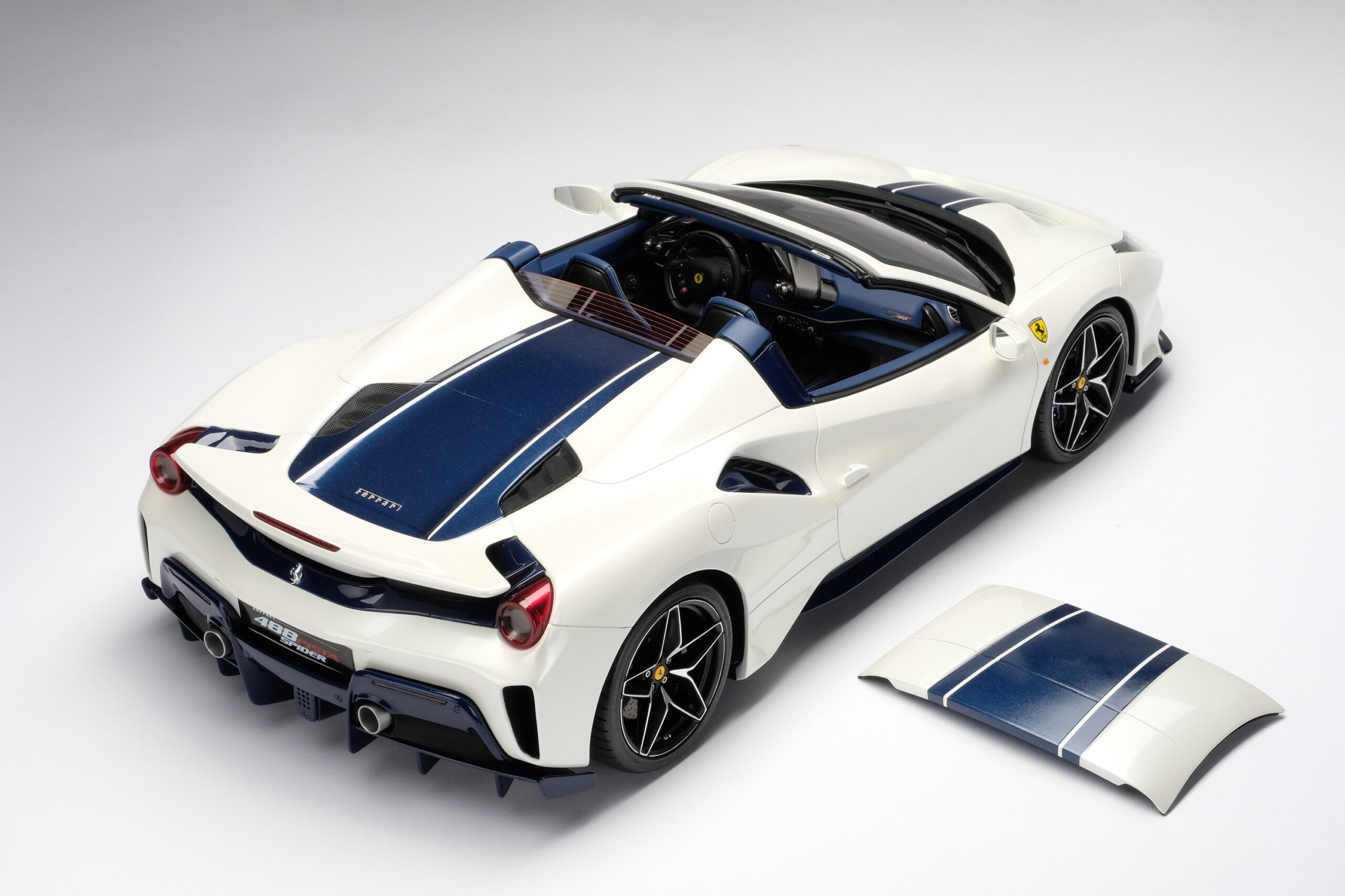 Amalgam Ferrari 488 Pista Spider (2018) - Blau | 1:8 - 画像29