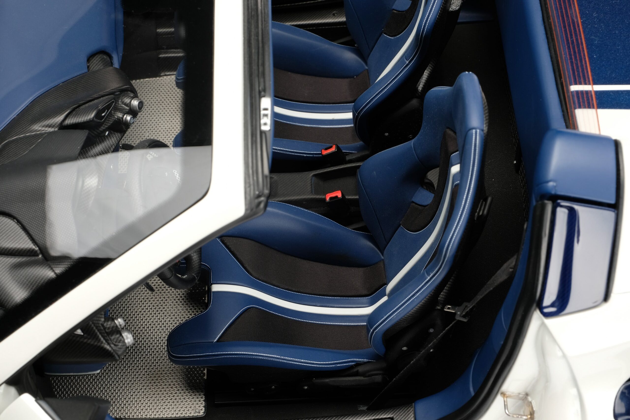 Amalgam Ferrari 488 Pista Spider (2018) - Blau | 1:8 - 画像31