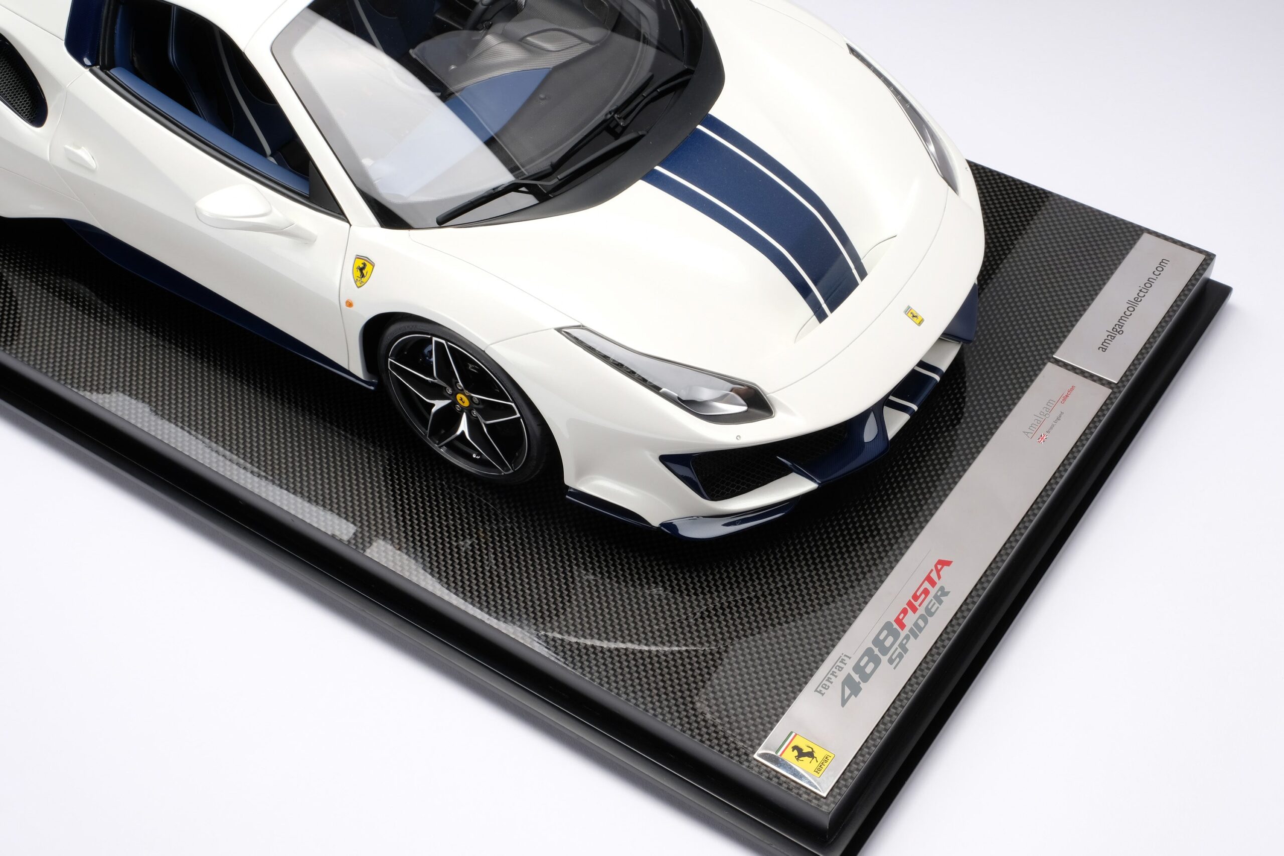 Amalgam Ferrari 488 Pista Spider (2018) - Blau | 1:8 - 画像34