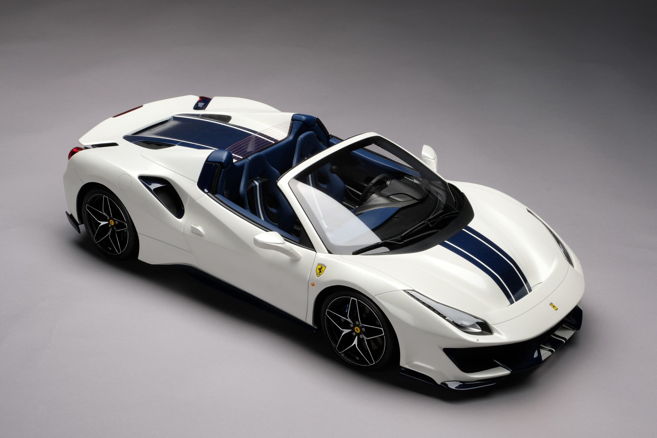 Amalgam Ferrari 488 Pista Spider (2018) - Blau | 1:8 - 画像23