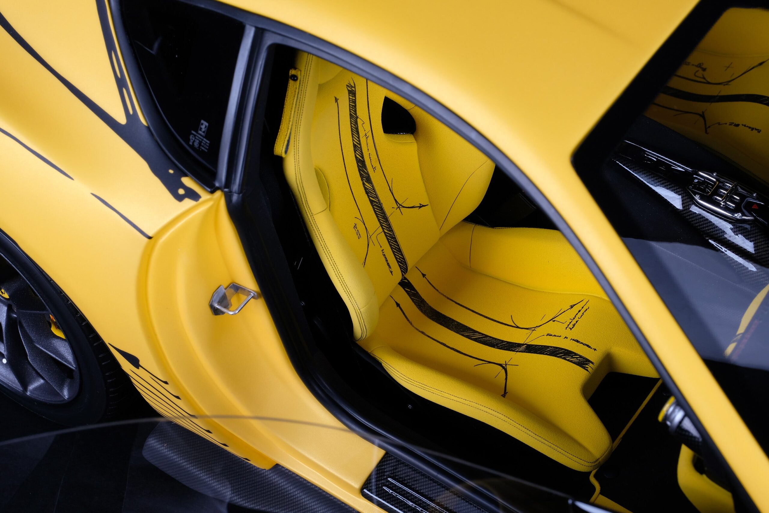 Amalgam Ferrari 812 Competizione & Competizione A Tailor Made | 1:8 - Image 5