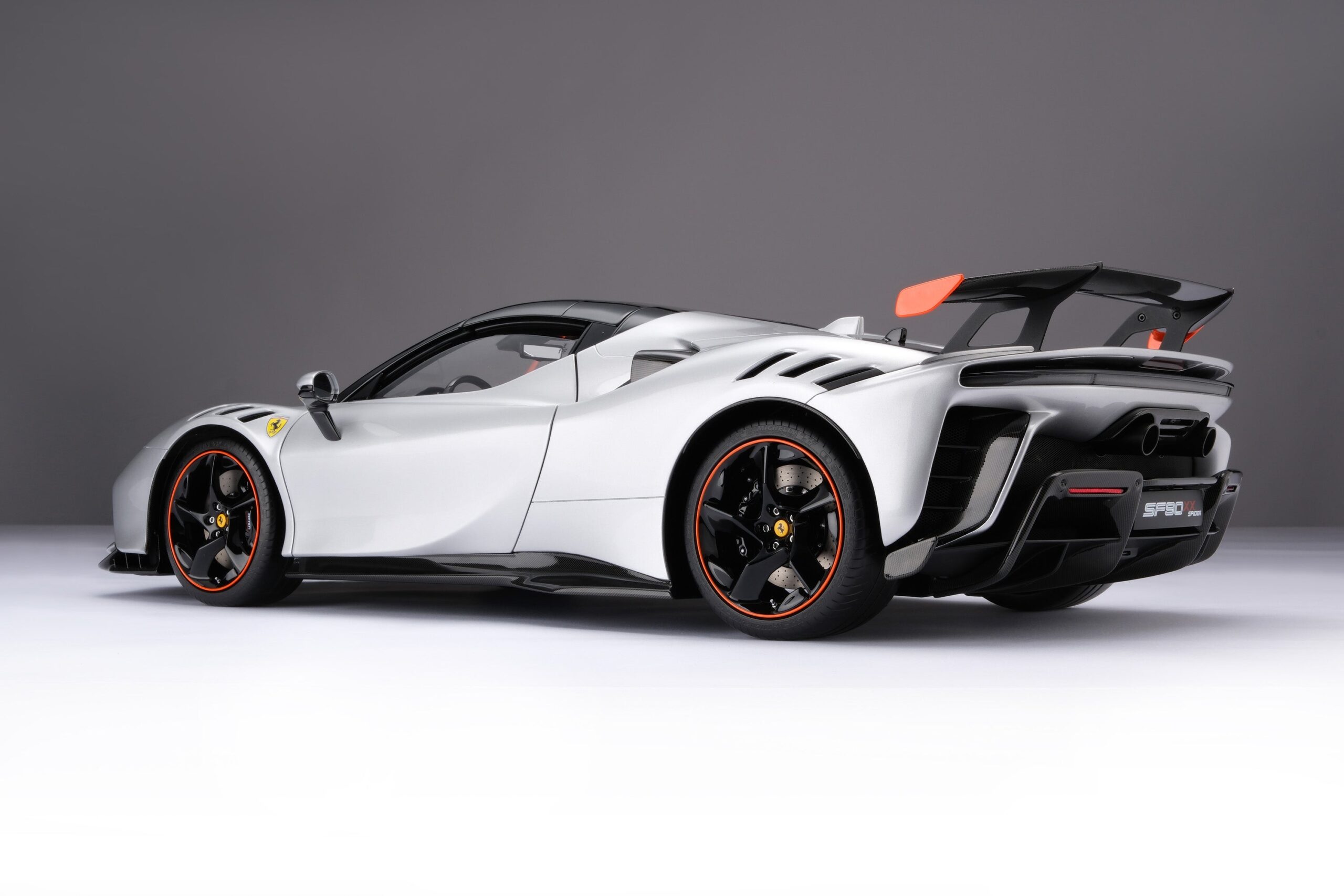 Amalgam Ferrari SF90 XX Spider - Silber | 1:8 - Imagen 18